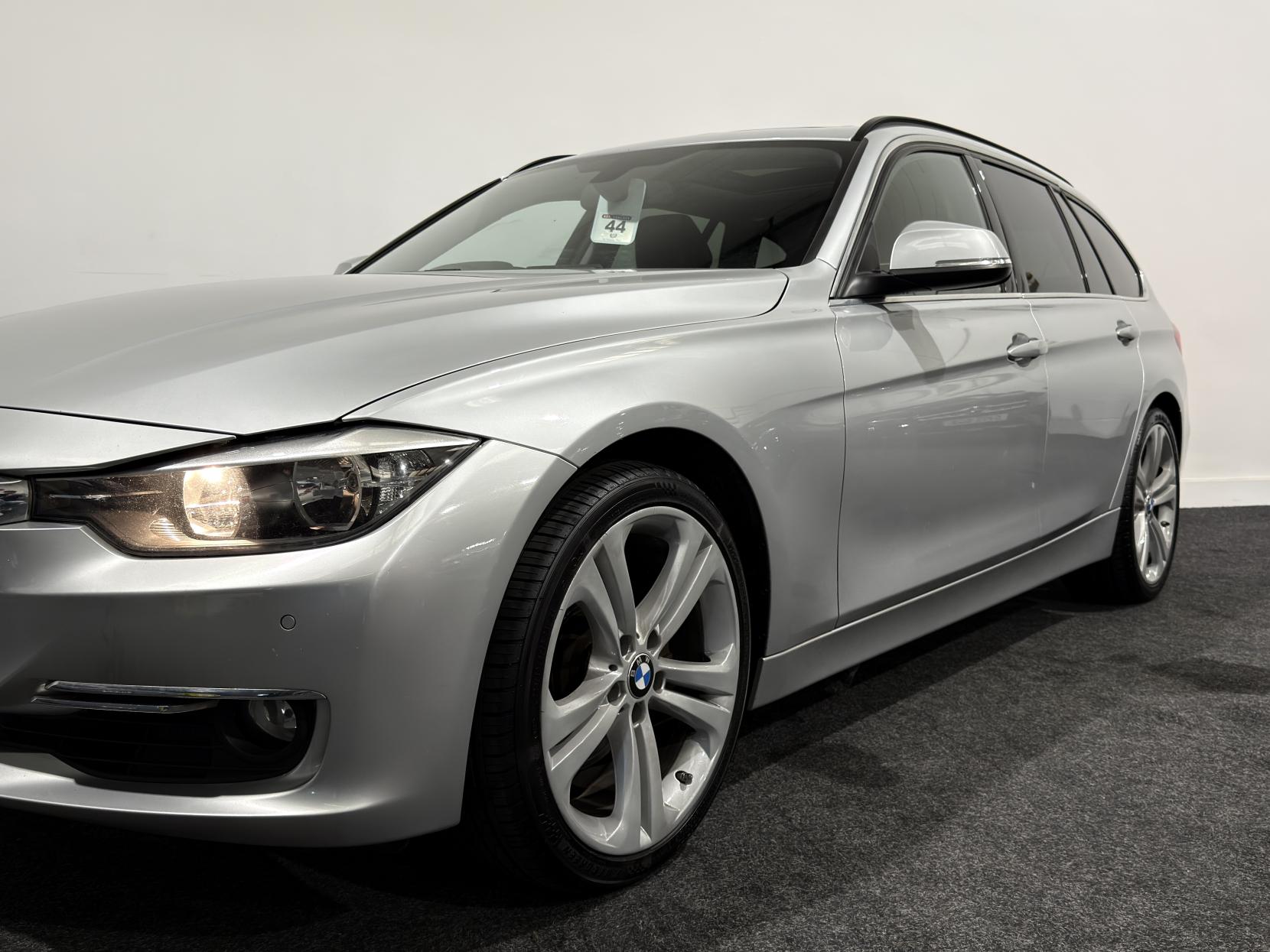BMW 3 Series 3.0 330d Luxury Touring 5dr Diesel Auto Euro 5 (s/s) (258 ps)