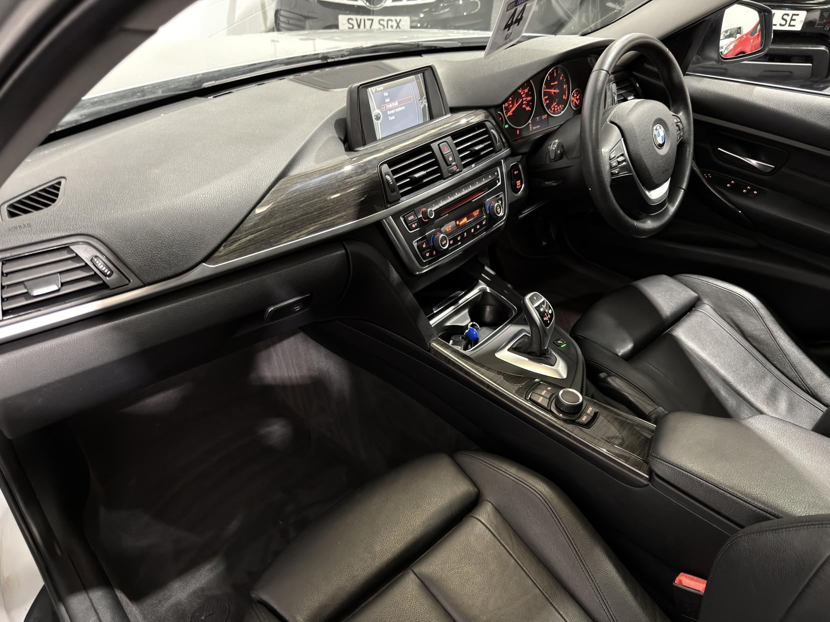 BMW 3 Series 3.0 330d Luxury Touring 5dr Diesel Auto Euro 5 (s/s) (258 ps)