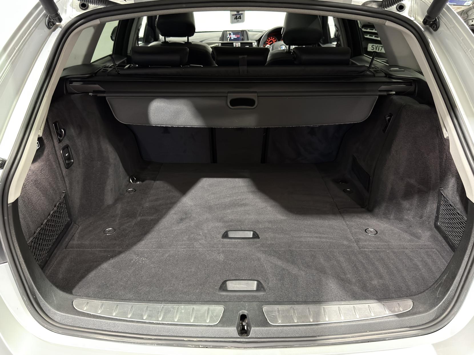 BMW 3 Series 3.0 330d Luxury Touring 5dr Diesel Auto Euro 5 (s/s) (258 ps)