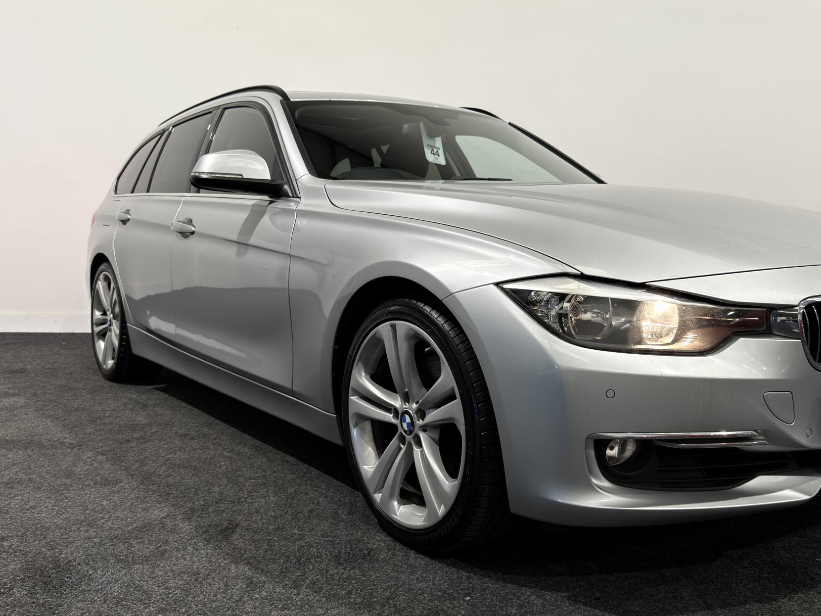 BMW 3 Series 3.0 330d Luxury Touring 5dr Diesel Auto Euro 5 (s/s) (258 ps)