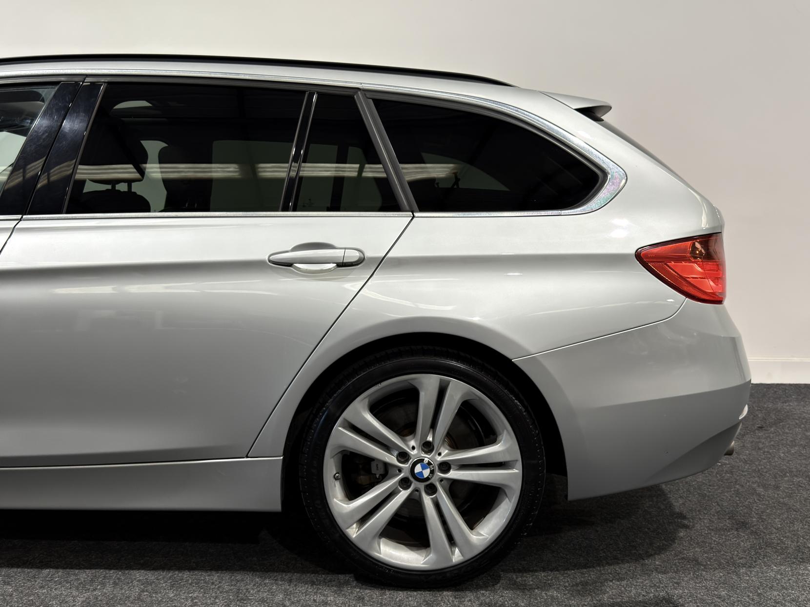 BMW 3 Series 3.0 330d Luxury Touring 5dr Diesel Auto Euro 5 (s/s) (258 ps)