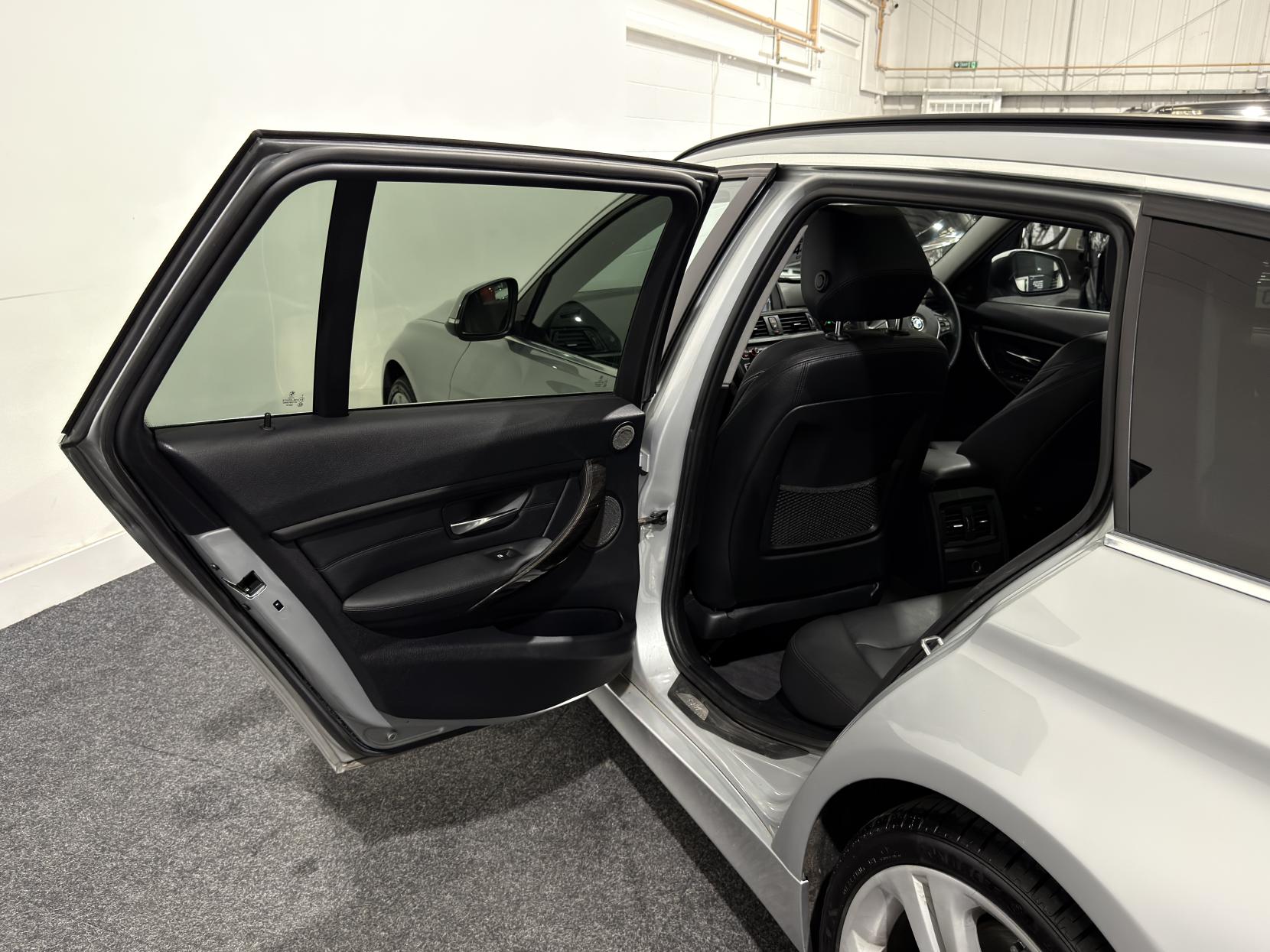 BMW 3 Series 3.0 330d Luxury Touring 5dr Diesel Auto Euro 5 (s/s) (258 ps)