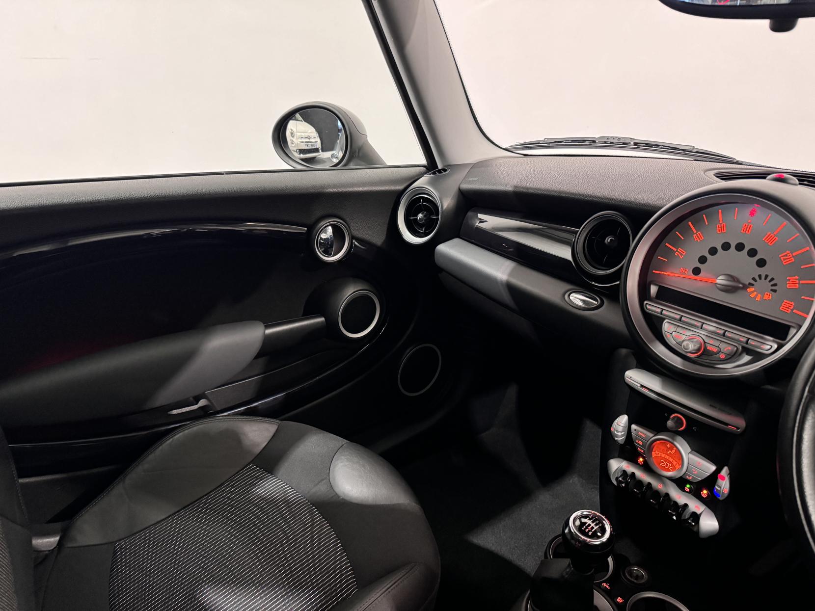 MINI Hatch 1.6 Cooper D Graphite Hatchback 3dr Diesel Manual Euro 4 (110 ps)