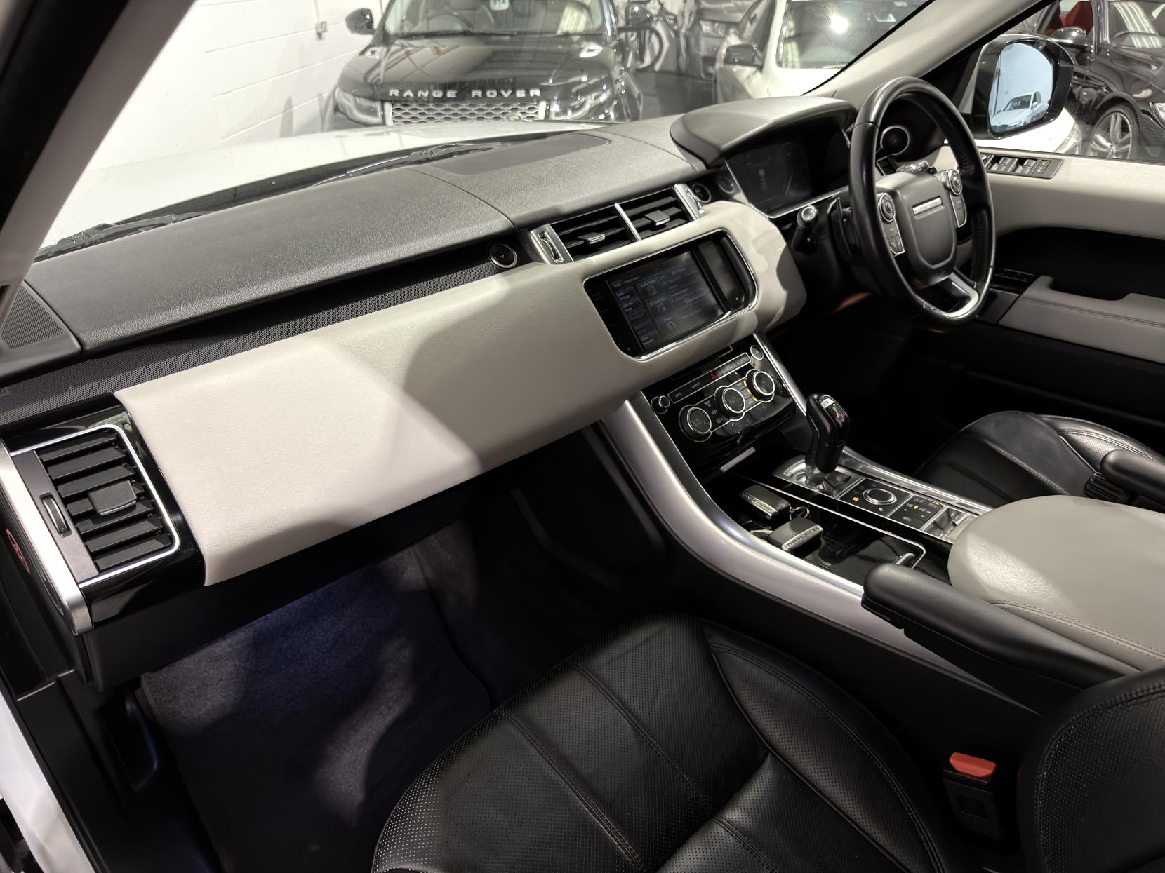 Land Rover Range Rover Sport 3.0 SD V6 HSE SUV 5dr Diesel Auto 4WD Euro 5 (s/s) (306 ps)