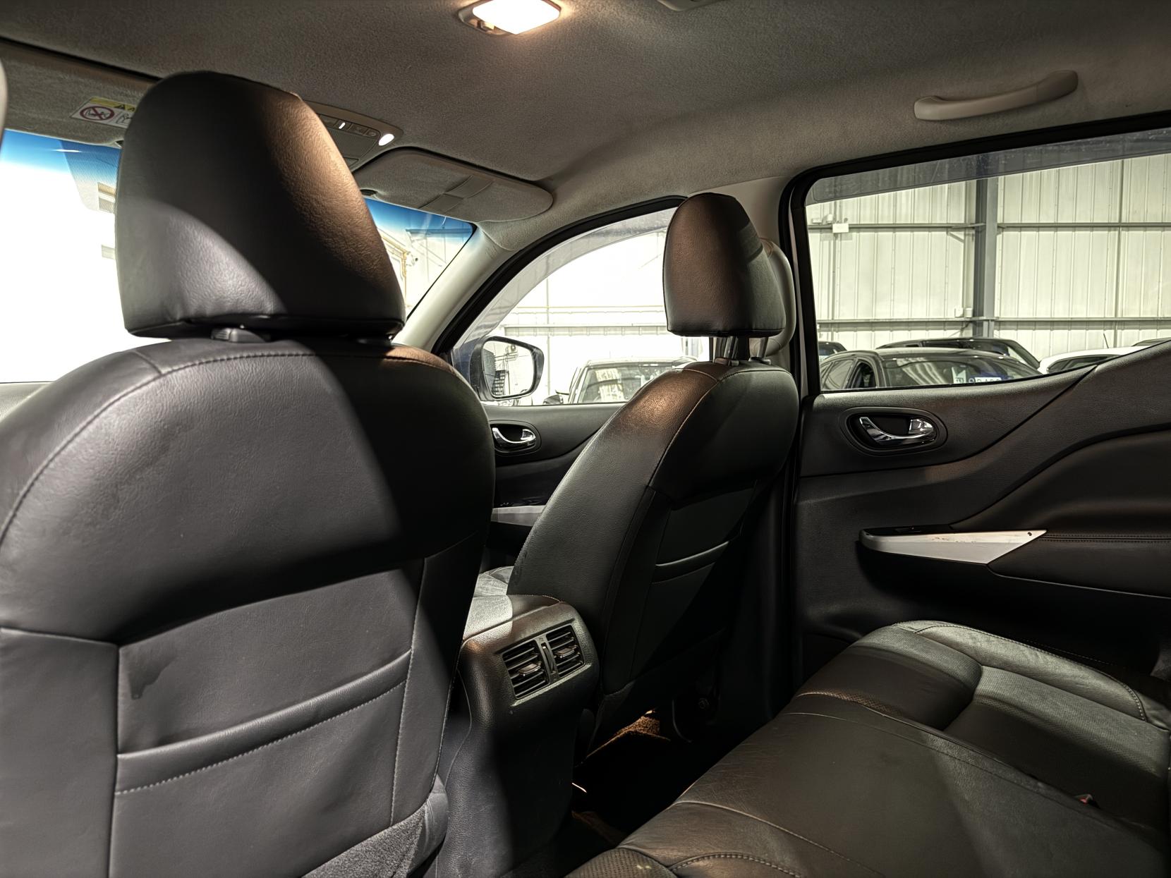Nissan Navara 2.3 dCi Tekna Pickup Double Cab 4dr Diesel Auto 4WD Euro 6 (190 ps)