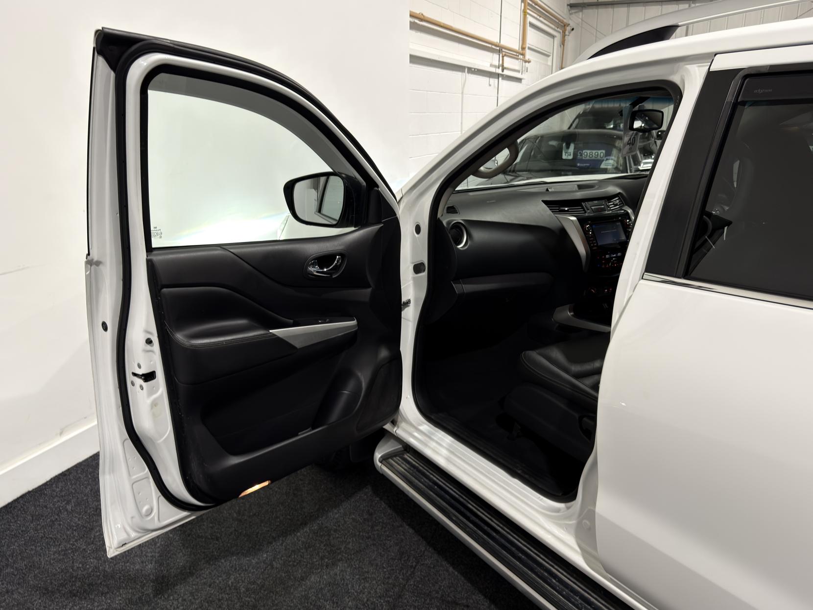 Nissan Navara 2.3 dCi Tekna Pickup Double Cab 4dr Diesel Auto 4WD Euro 6 (190 ps)