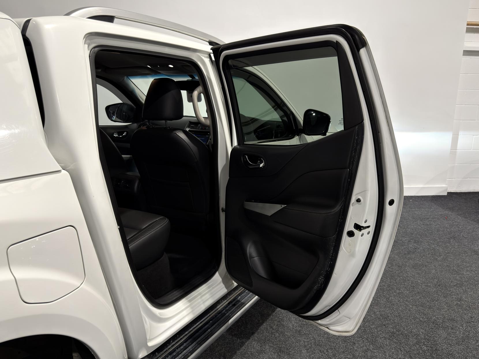 Nissan Navara 2.3 dCi Tekna Pickup Double Cab 4dr Diesel Auto 4WD Euro 6 (190 ps)