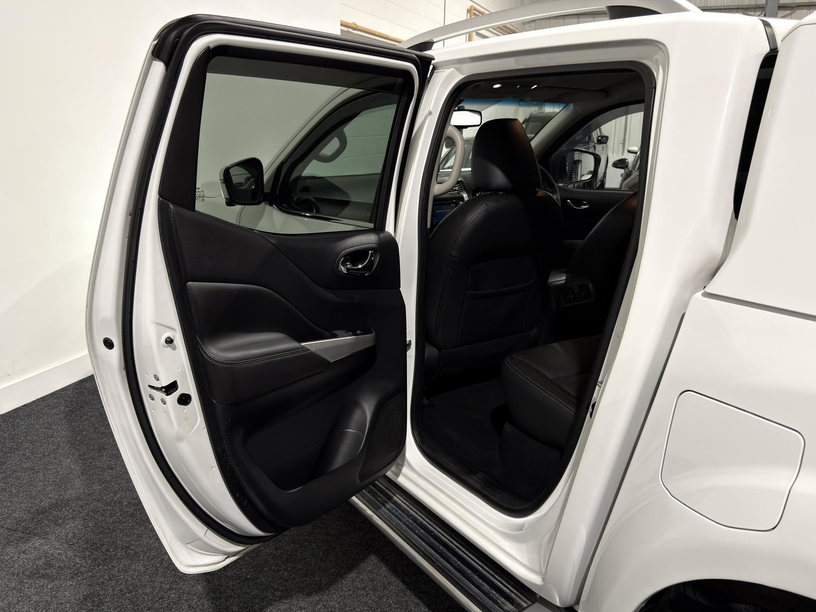 Nissan Navara 2.3 dCi Tekna Pickup Double Cab 4dr Diesel Auto 4WD Euro 6 (190 ps)
