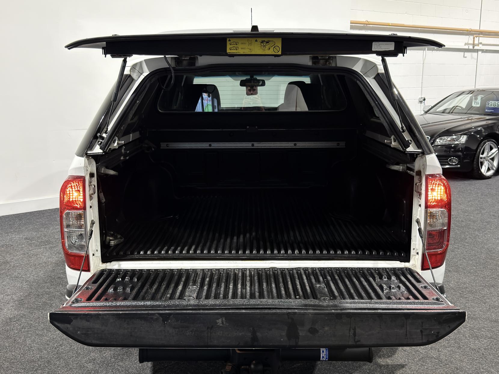 Nissan Navara 2.3 dCi Tekna Pickup Double Cab 4dr Diesel Auto 4WD Euro 6 (190 ps)
