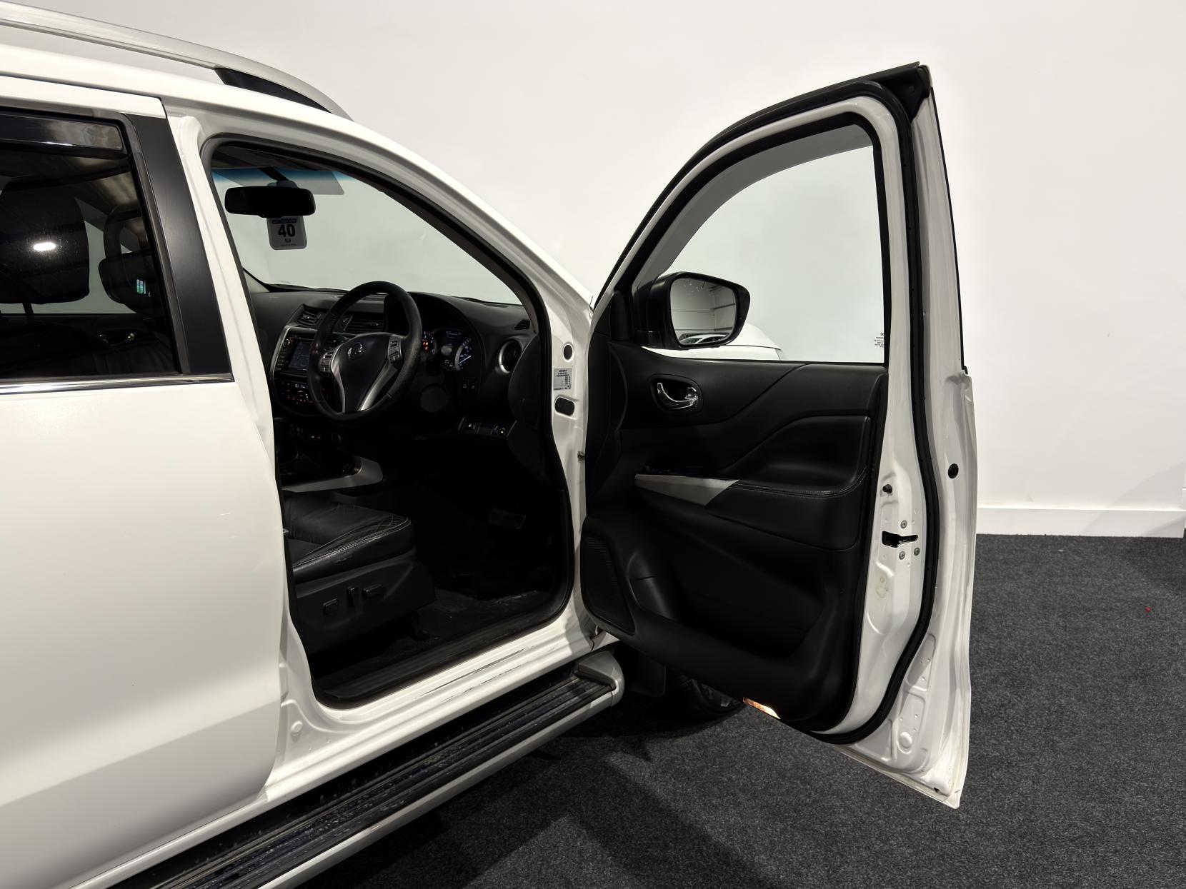 Nissan Navara 2.3 dCi Tekna Pickup Double Cab 4dr Diesel Auto 4WD Euro 6 (190 ps)