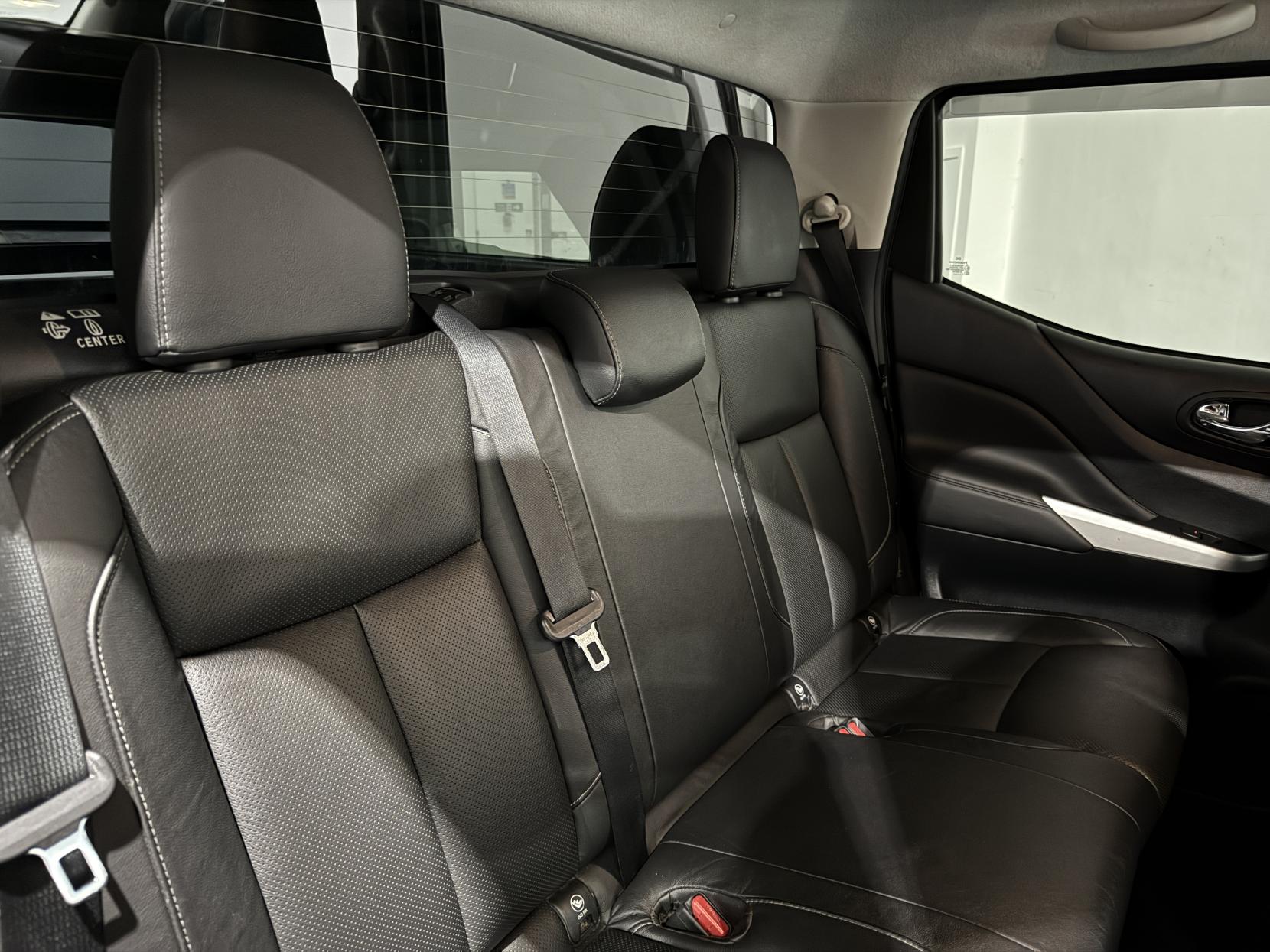 Nissan Navara 2.3 dCi Tekna Pickup Double Cab 4dr Diesel Auto 4WD Euro 6 (190 ps)