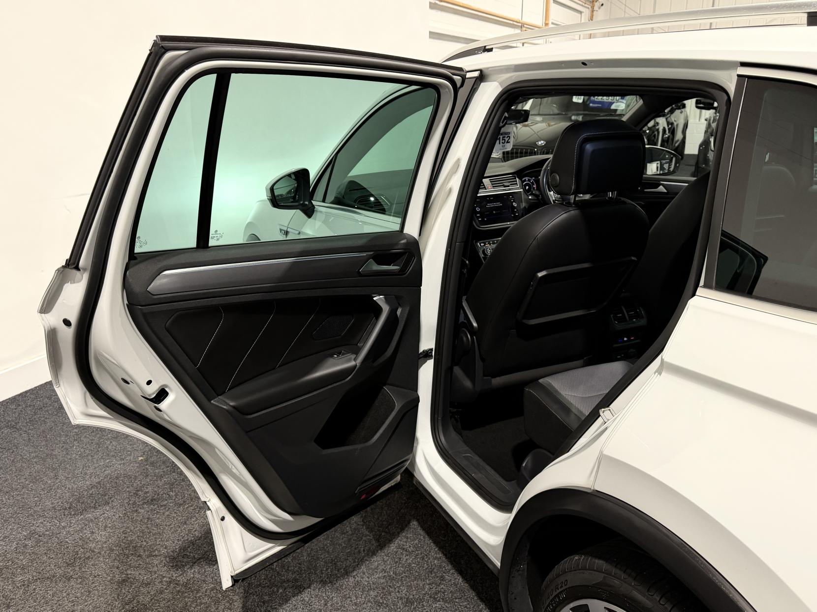 Volkswagen Tiguan 2.0 TDI R-Line SUV 5dr Diesel DSG 4Motion Euro 6 (s/s) (150 ps)