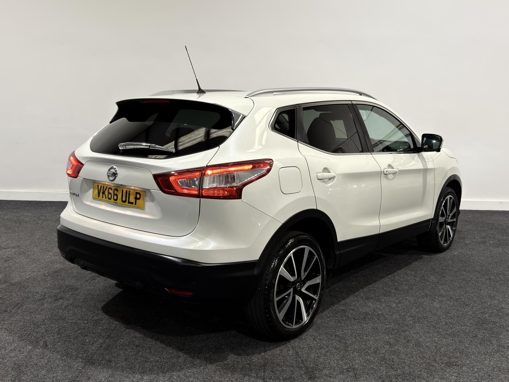 Nissan Qashqai 1.6 dCi Tekna SUV 5dr Diesel Manual 4WD Euro 6 (s/s) (130 ps)