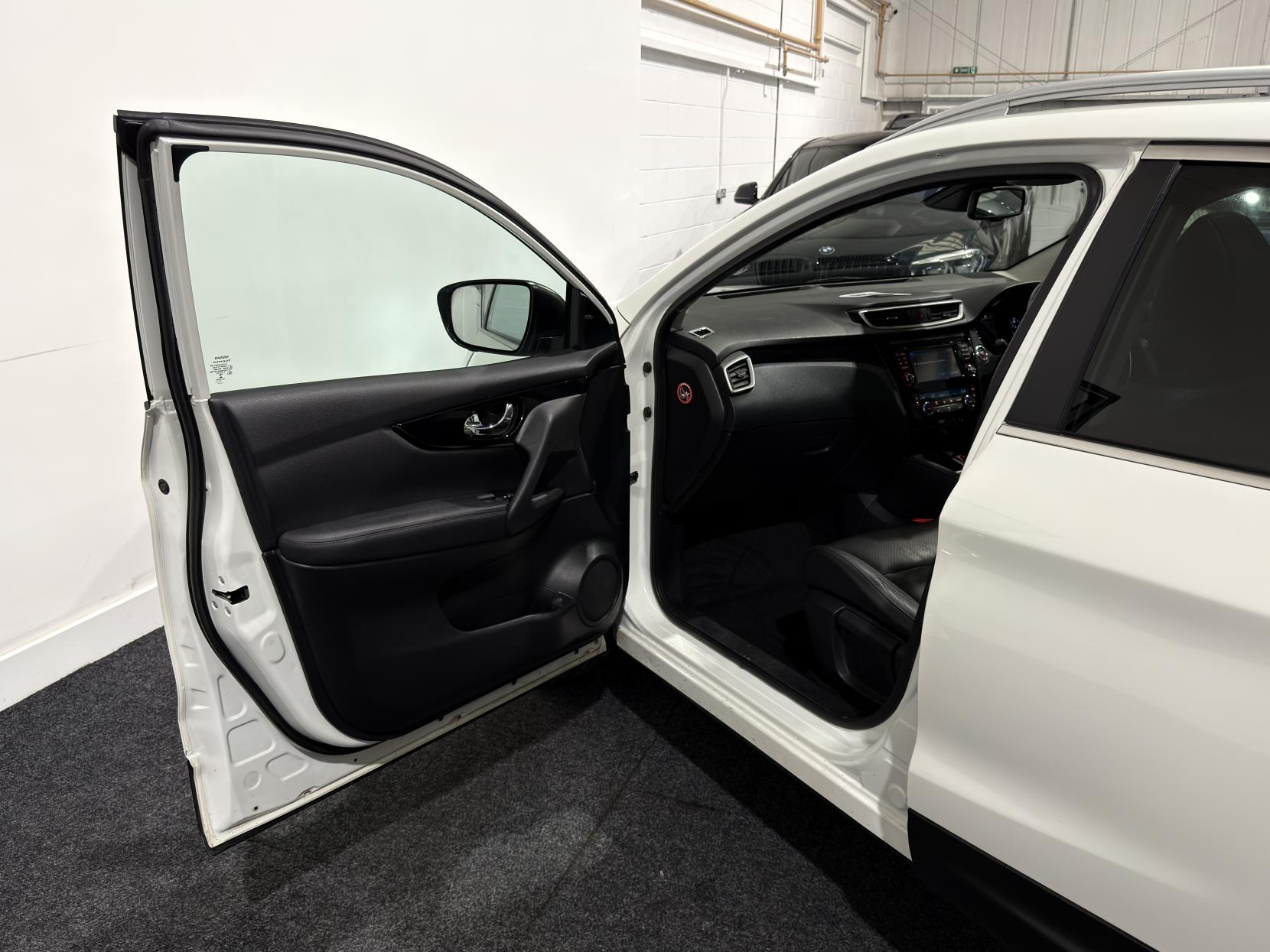 Nissan Qashqai 1.6 dCi Tekna SUV 5dr Diesel Manual 4WD Euro 6 (s/s) (130 ps)