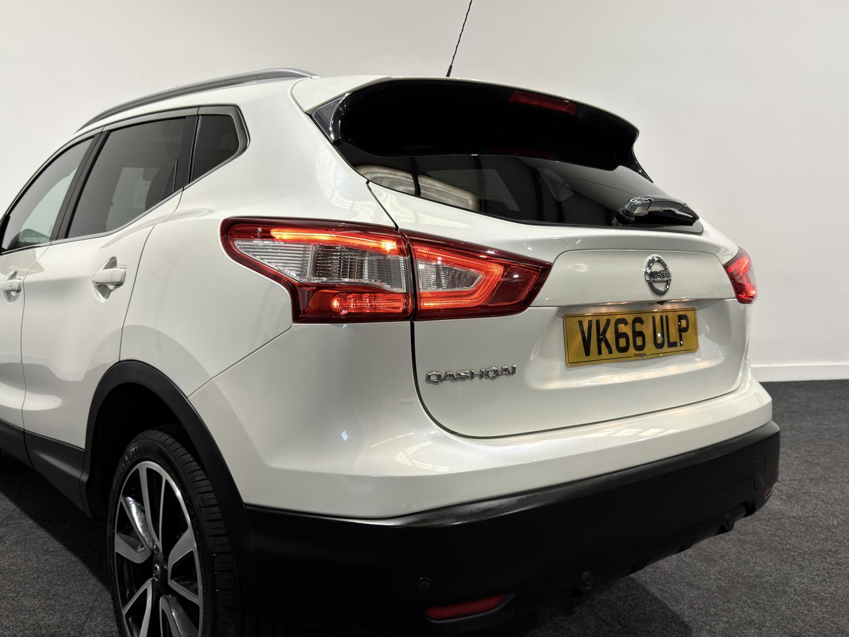 Nissan Qashqai 1.6 dCi Tekna SUV 5dr Diesel Manual 4WD Euro 6 (s/s) (130 ps)