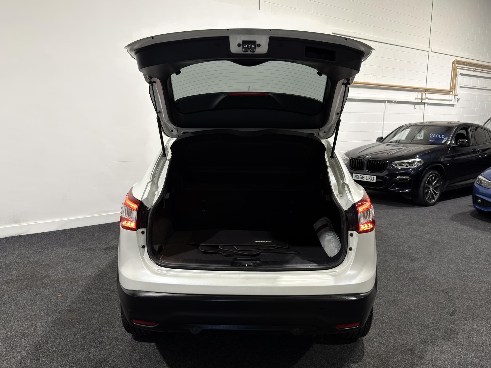 Nissan Qashqai 1.6 dCi Tekna SUV 5dr Diesel Manual 4WD Euro 6 (s/s) (130 ps)