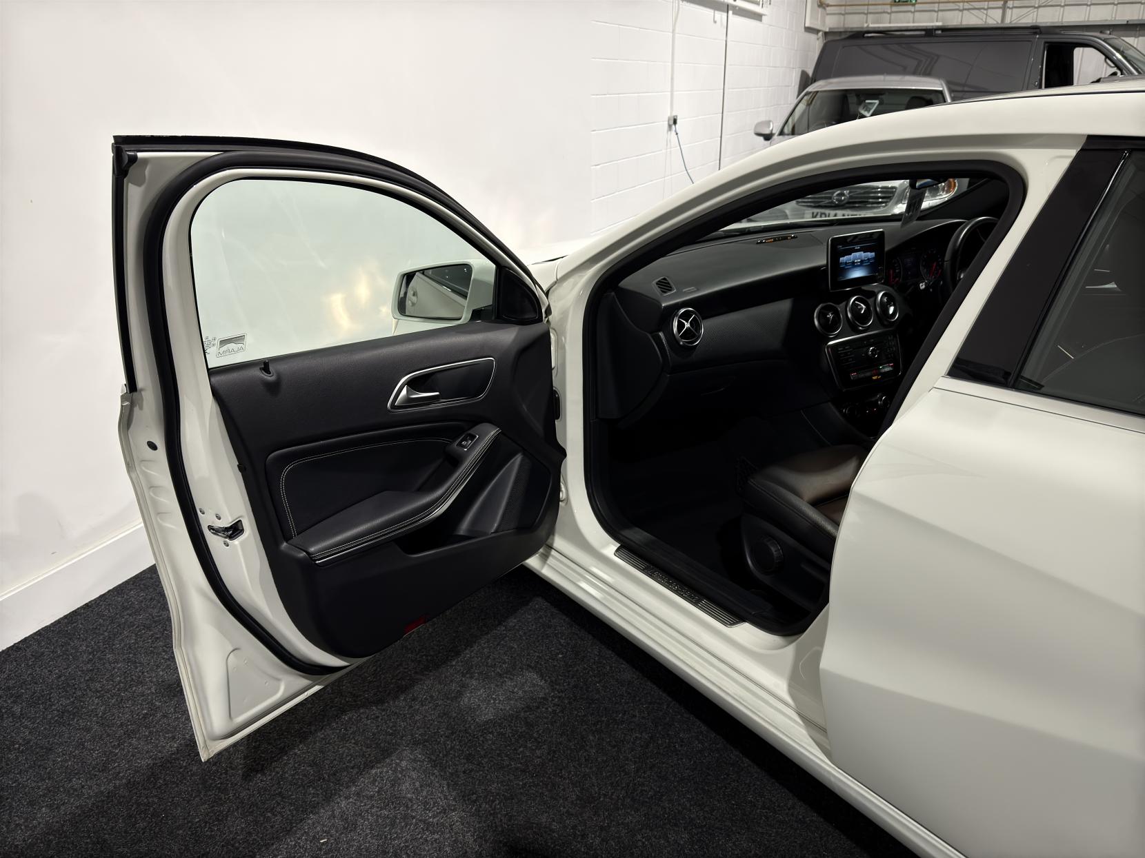 Mercedes-Benz A Class 1.6 A180 SE (Executive) Hatchback 5dr Petrol Manual Euro 6 (s/s) (122 ps)