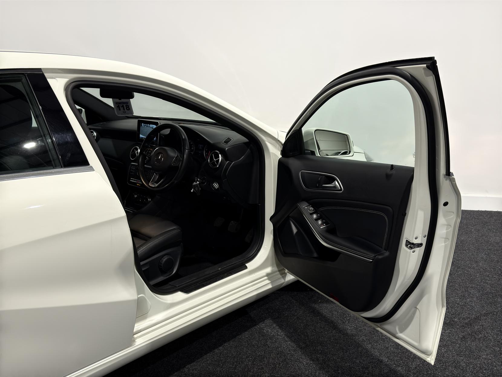 Mercedes-Benz A Class 1.6 A180 SE (Executive) Hatchback 5dr Petrol Manual Euro 6 (s/s) (122 ps)