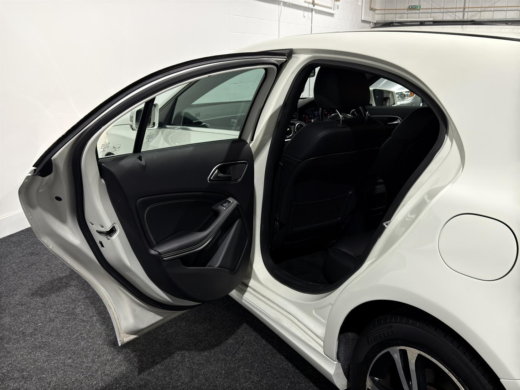 Mercedes-Benz A Class 1.6 A180 SE (Executive) Hatchback 5dr Petrol Manual Euro 6 (s/s) (122 ps)