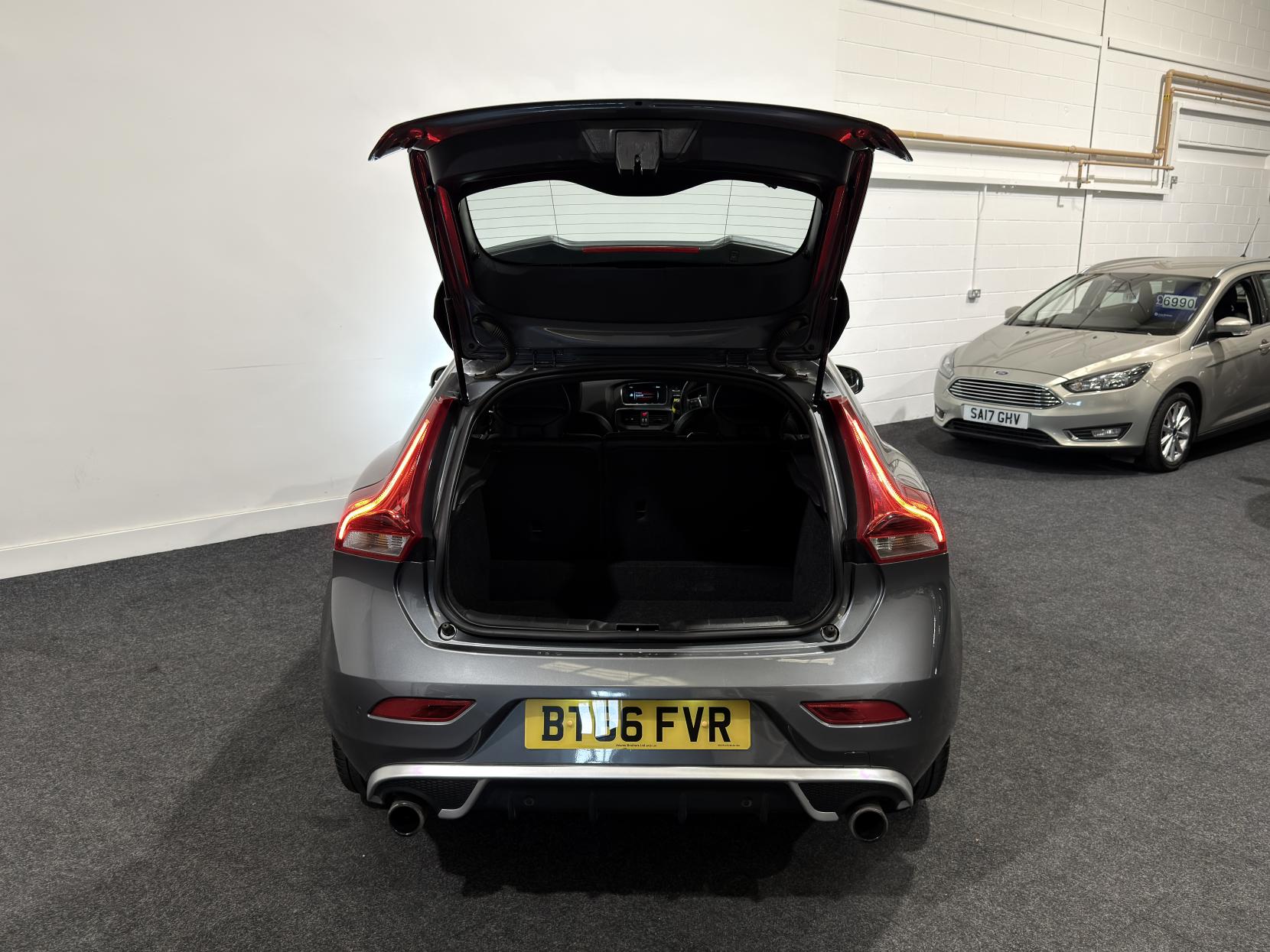 Volvo V40 1.5 T3 R-Design Nav Plus Hatchback 5dr Petrol Auto Euro 6 (s/s) (152 ps)