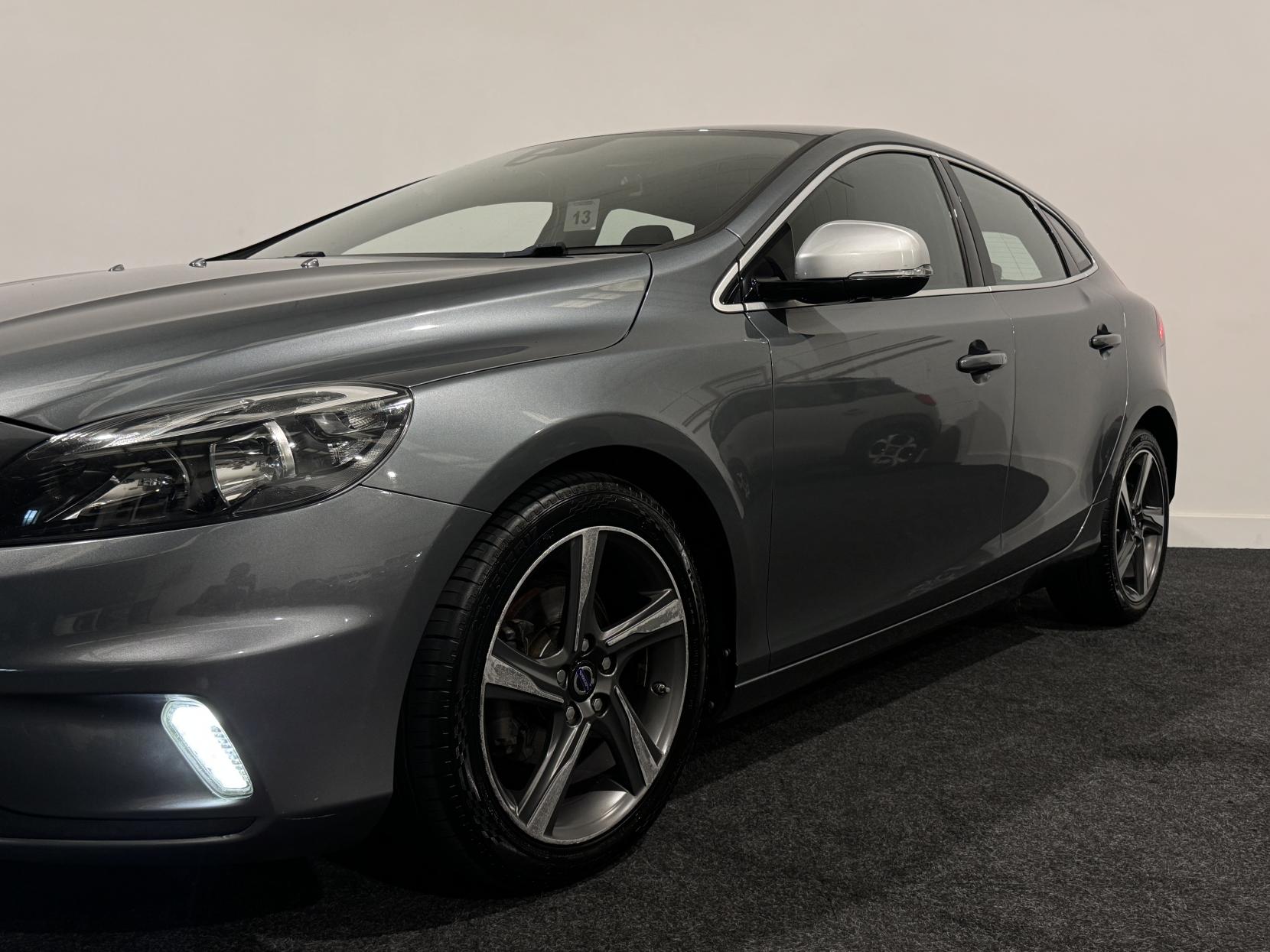 Volvo V40 1.6 D2 R-Design Hatchback 5dr Diesel Manual Euro 5 (s/s) (115 ps)