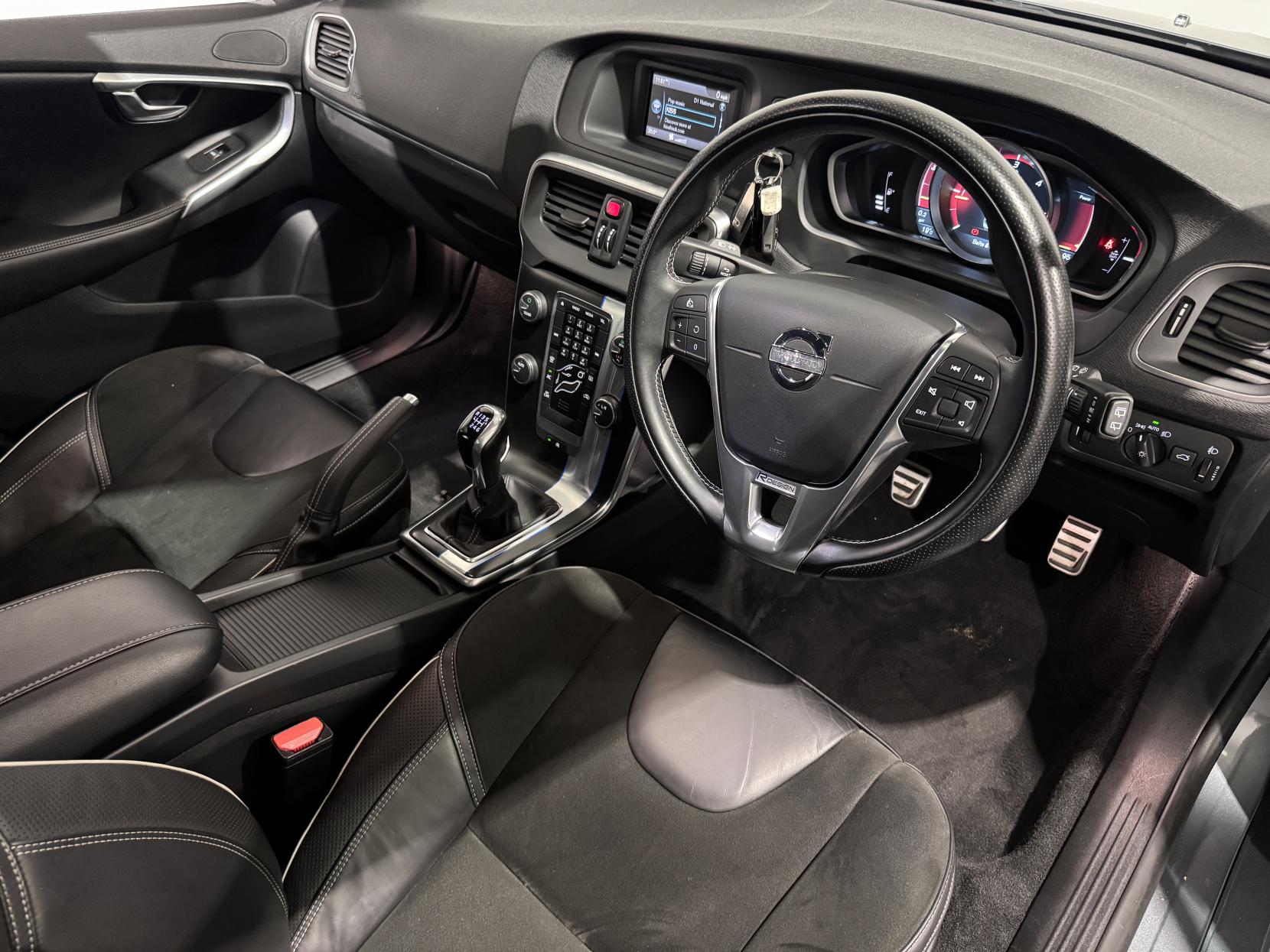 Volvo V40 1.6 D2 R-Design Hatchback 5dr Diesel Manual Euro 5 (s/s) (115 ps)