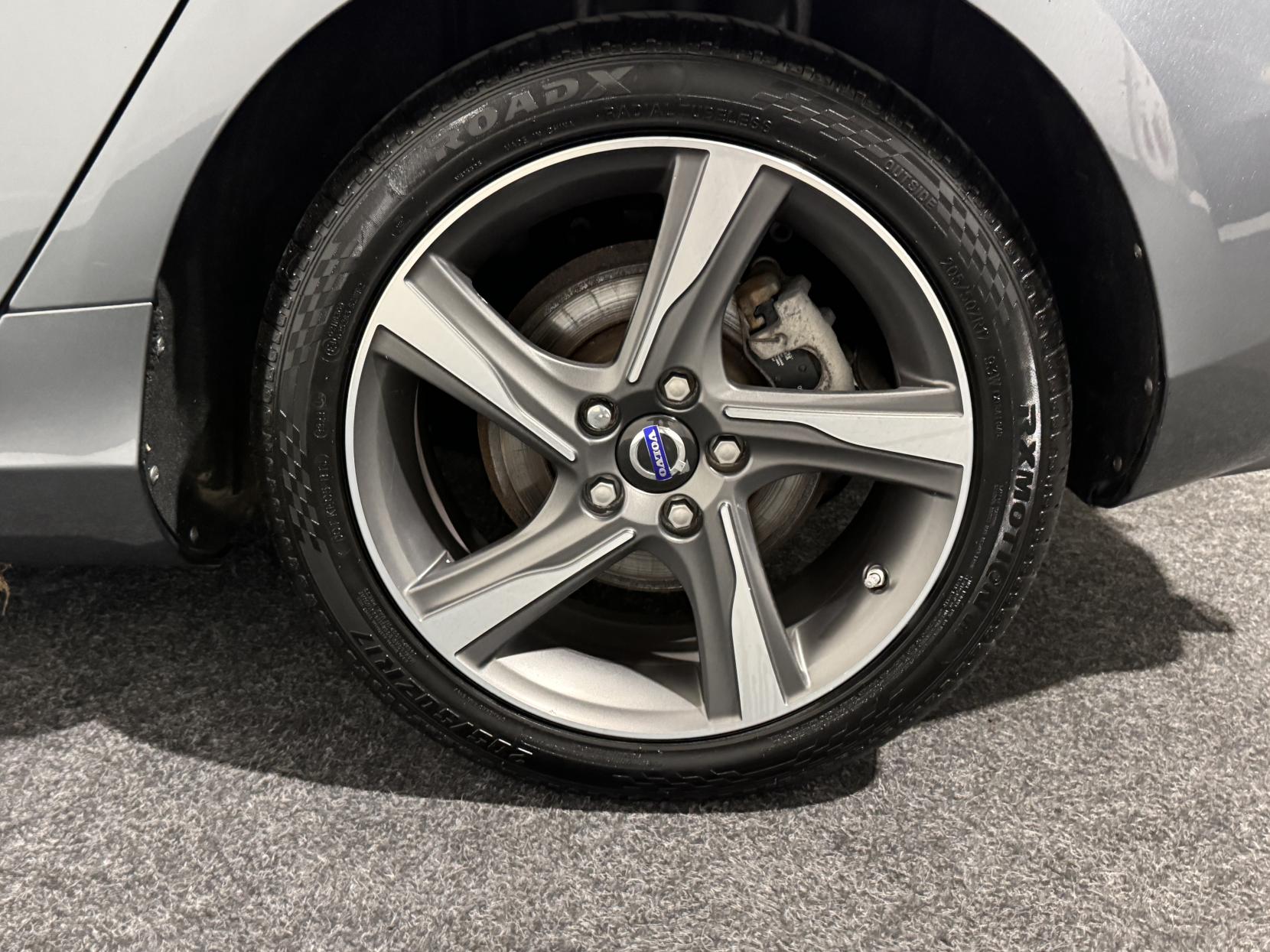 Volvo V40 1.6 D2 R-Design Hatchback 5dr Diesel Manual Euro 5 (s/s) (115 ps)
