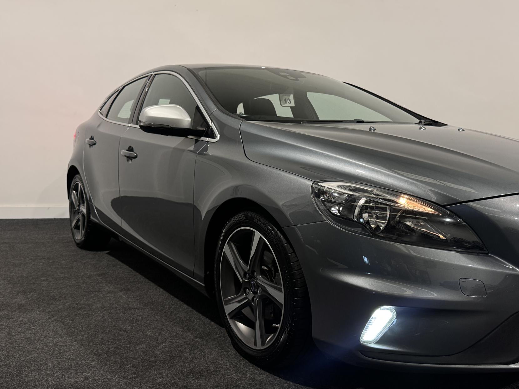 Volvo V40 1.6 D2 R-Design Hatchback 5dr Diesel Manual Euro 5 (s/s) (115 ps)