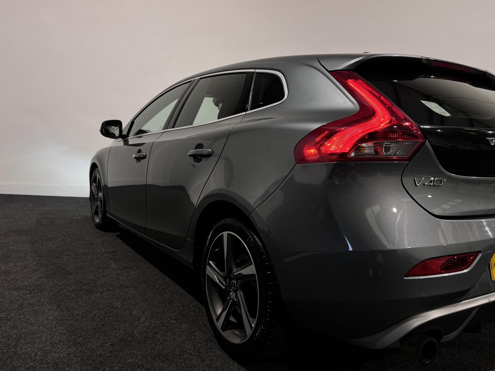 Volvo V40 1.6 D2 R-Design Hatchback 5dr Diesel Manual Euro 5 (s/s) (115 ps)