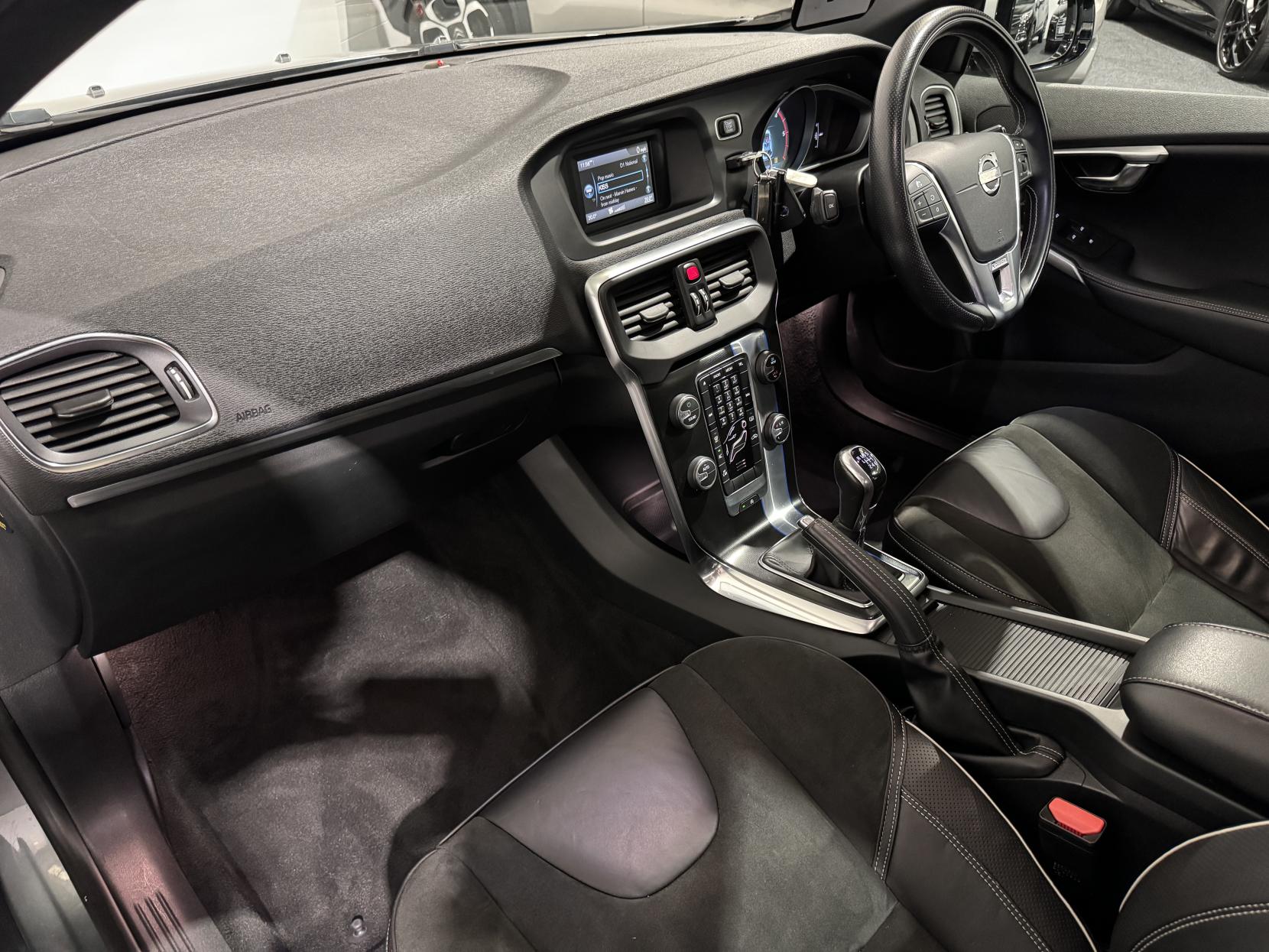 Volvo V40 1.6 D2 R-Design Hatchback 5dr Diesel Manual Euro 5 (s/s) (115 ps)