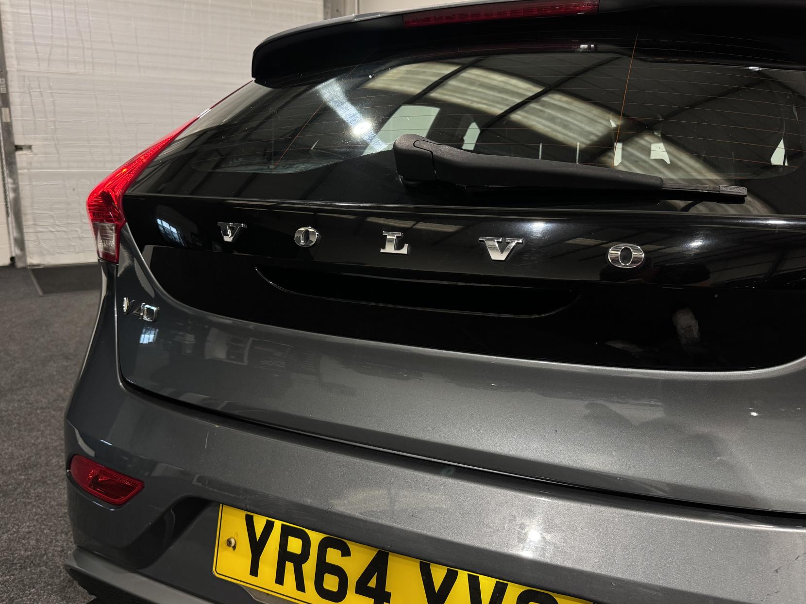 Volvo V40 1.6 D2 R-Design Hatchback 5dr Diesel Manual Euro 5 (s/s) (115 ps)