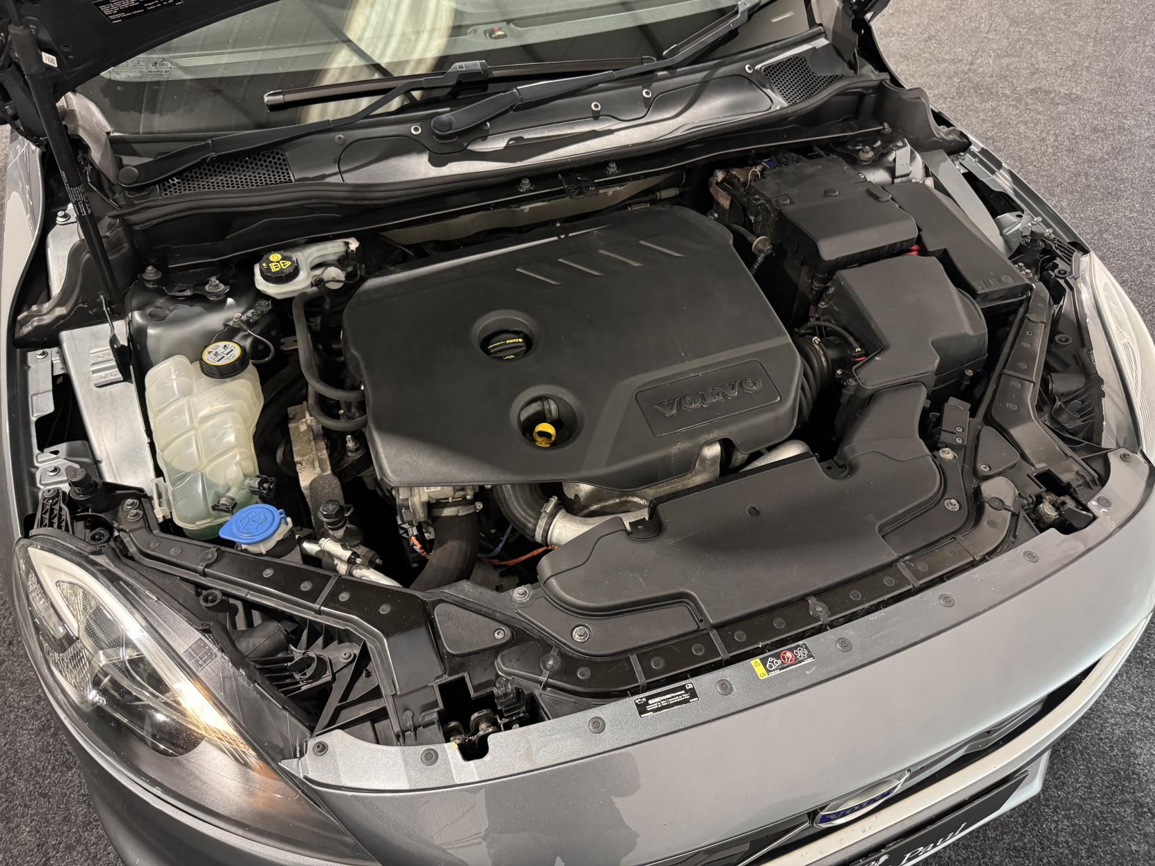 Volvo V40 1.6 D2 R-Design Hatchback 5dr Diesel Manual Euro 5 (s/s) (115 ps)