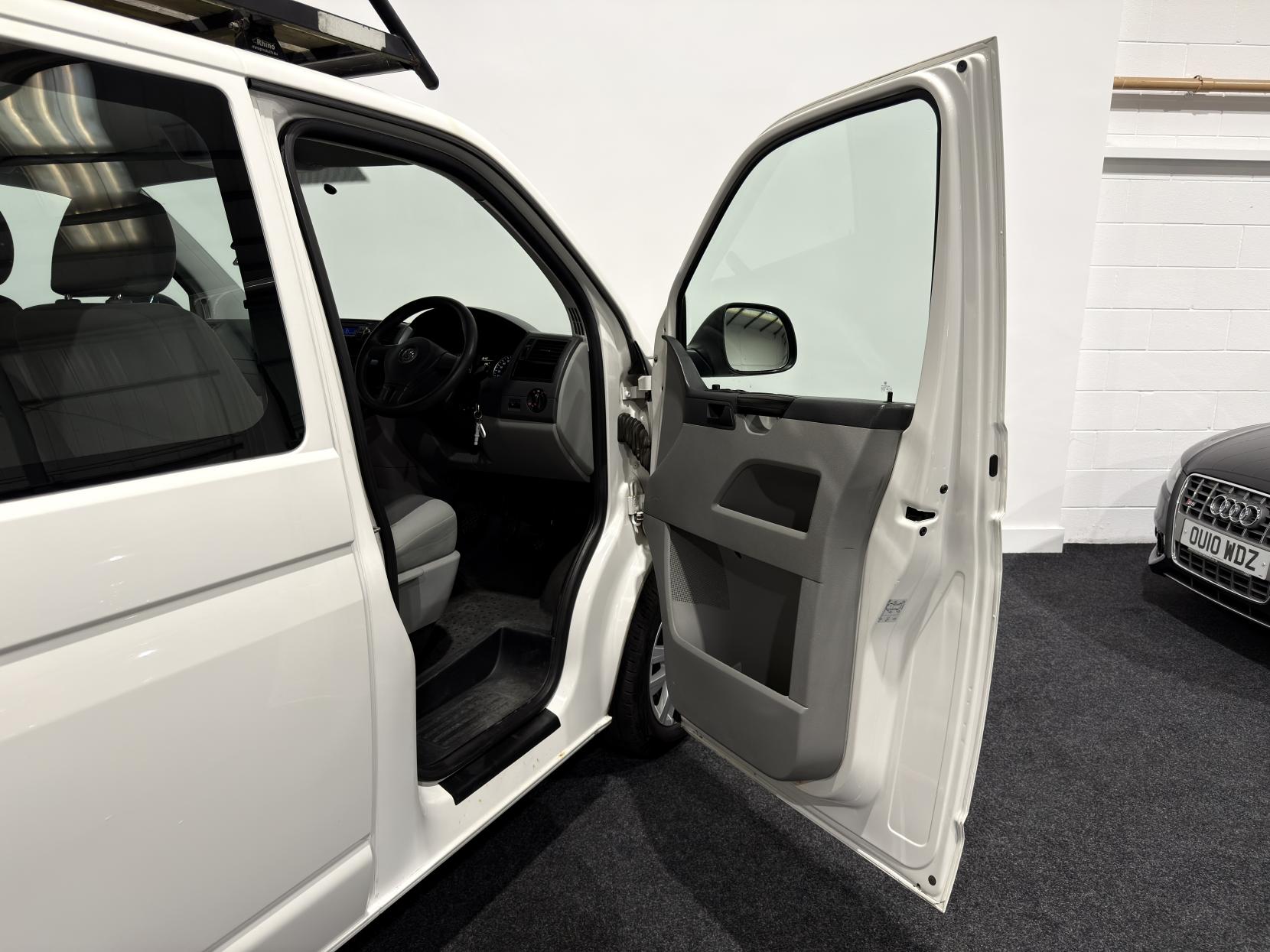 Volkswagen Transporter 2.0 TDI T32 Startline Kombi 4dr Diesel Manual L1 H1 (198 g/km, 138.08 bhp)