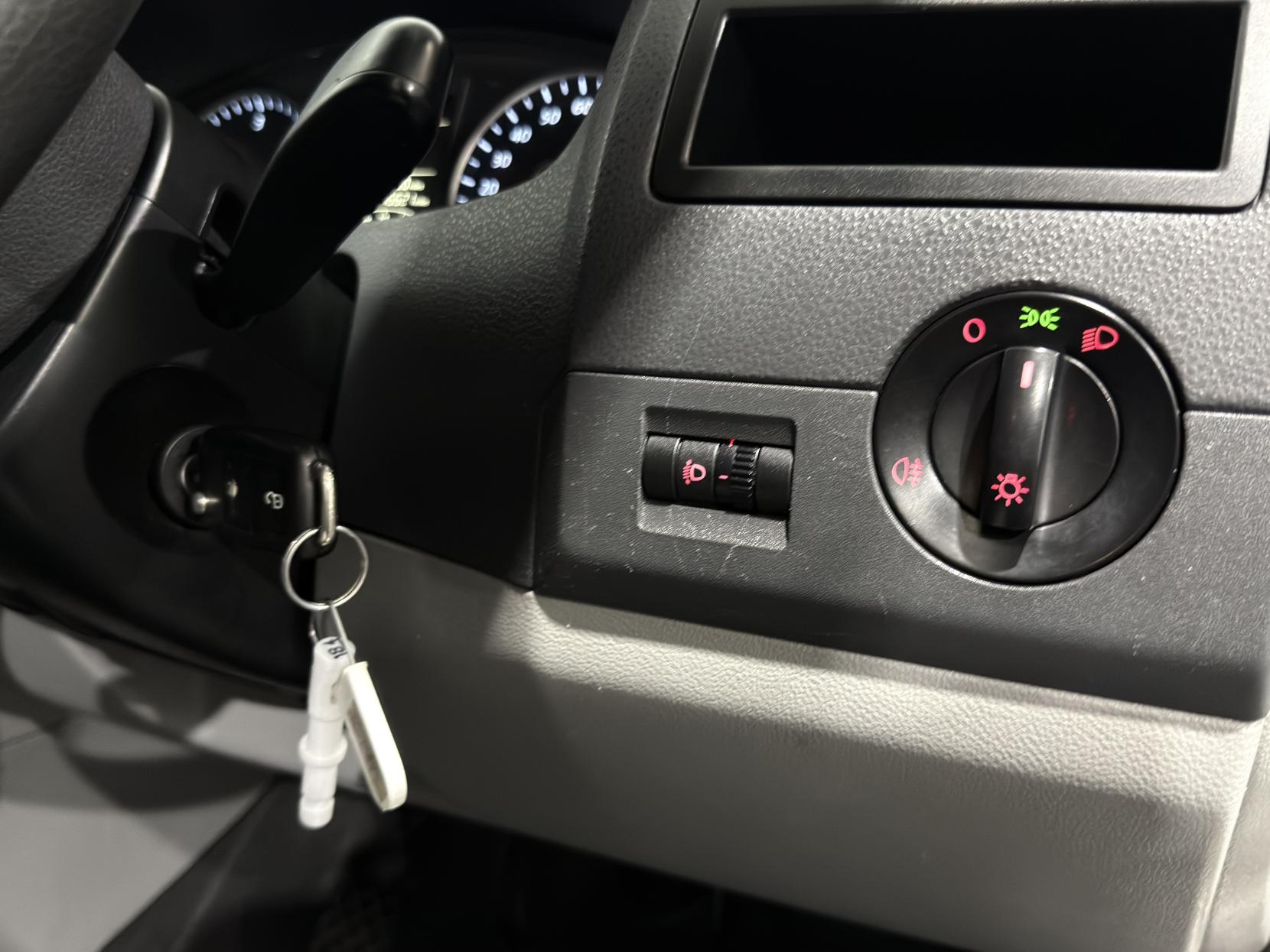 Volkswagen Transporter 2.0 TDI T32 Startline Kombi 4dr Diesel Manual L1 H1 (198 g/km, 138.08 bhp)
