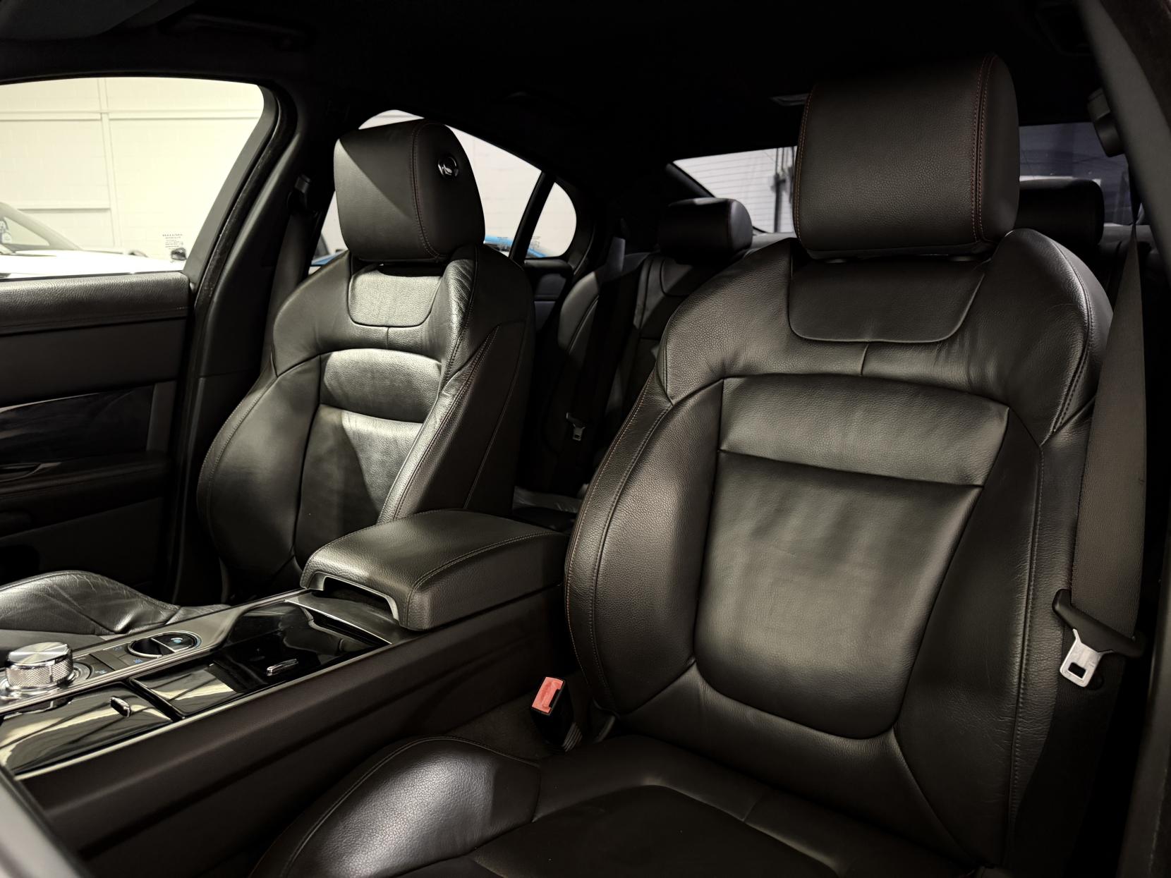 Jaguar XF 3.0d V6 R-Sport Black Saloon 4dr Diesel Auto Euro 5 (s/s) (240 ps)