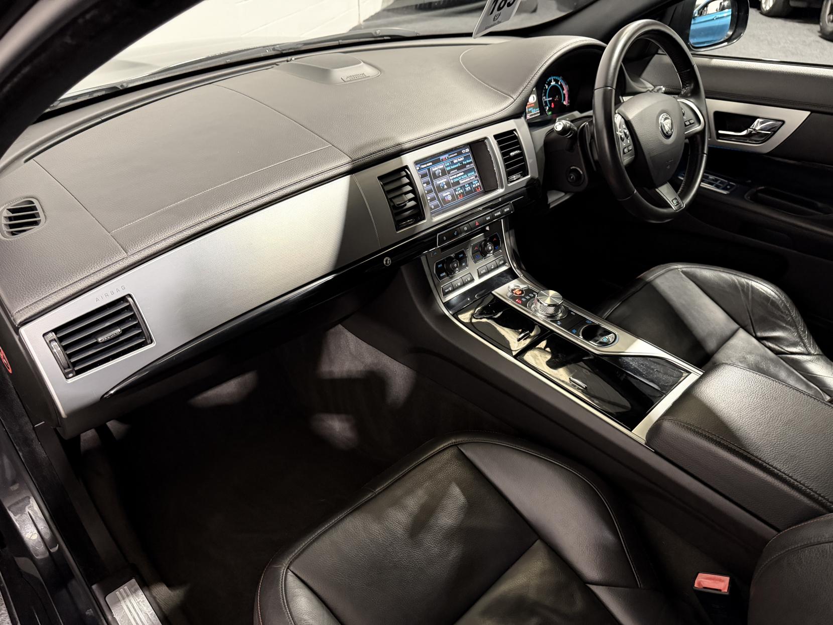 Jaguar XF 3.0d V6 R-Sport Black Saloon 4dr Diesel Auto Euro 5 (s/s) (240 ps)