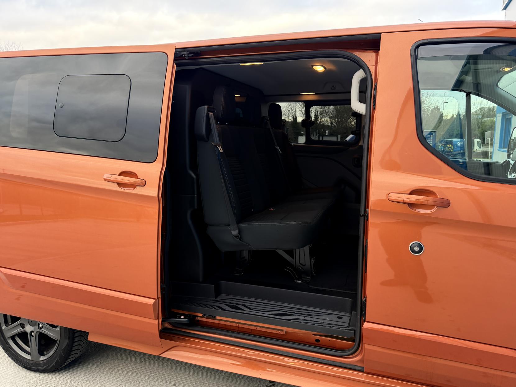 Ford Transit Custom 2.0 300 EcoBlue Limited Crew Van Double Cab 5dr Diesel Manual L2 H1 Euro 6 (5 Seat) (170 ps)