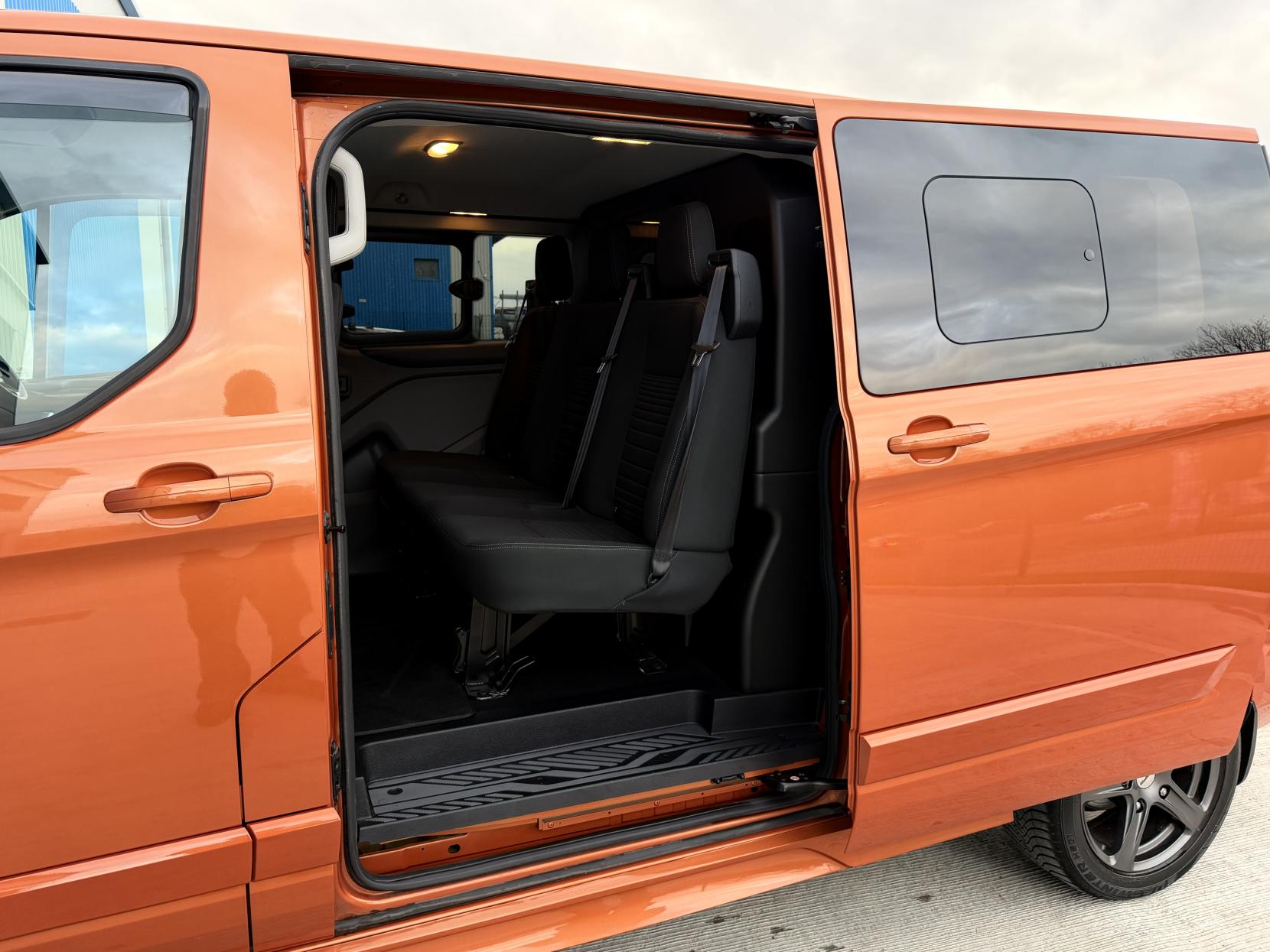 Ford Transit Custom 2.0 300 EcoBlue Limited Crew Van Double Cab 5dr Diesel Manual L2 H1 Euro 6 (5 Seat) (170 ps)