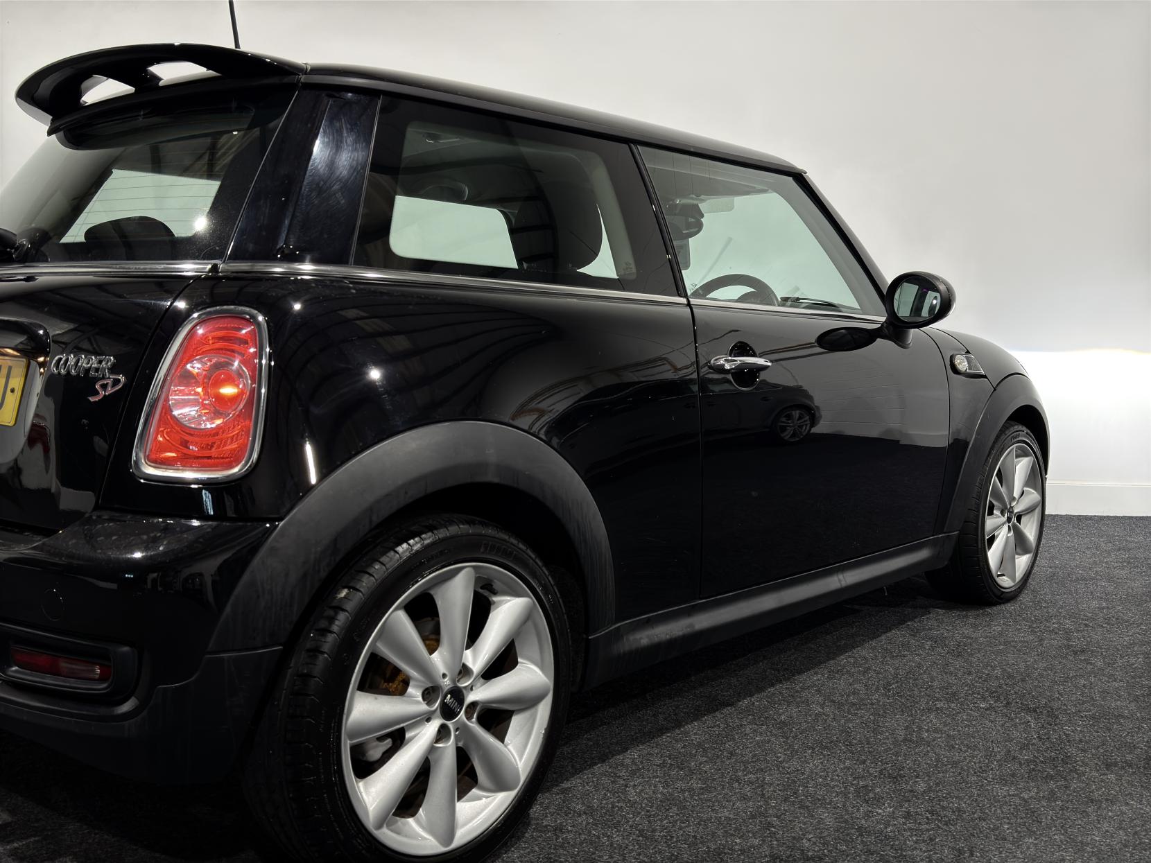 MINI Hatch 2.0 Cooper SD Hatchback 3dr Diesel Manual Euro 5 (s/s) (143 ps)
