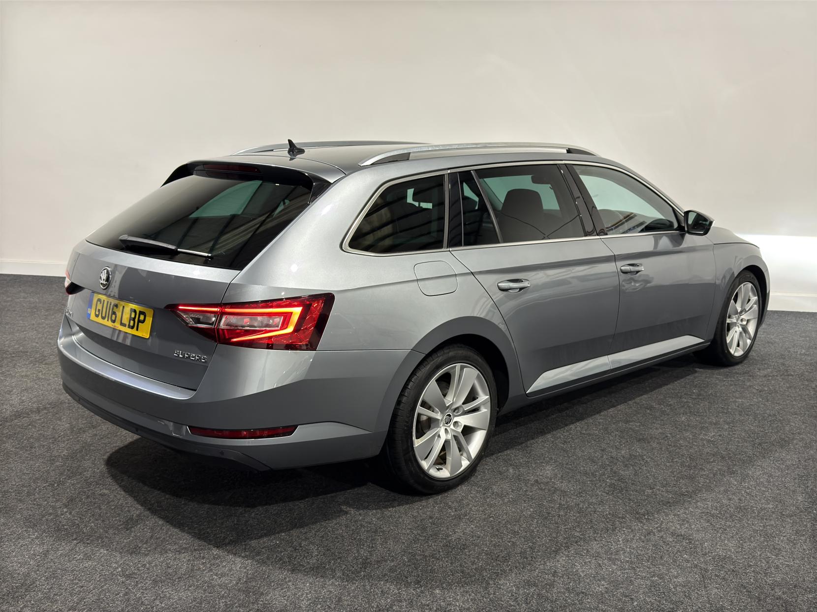 Skoda Superb 2.0 TDI SE L Executive Estate 5dr Diesel Manual Euro 6 (s/s) (150 ps)