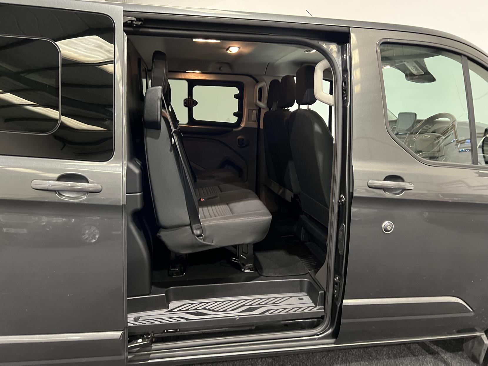 Ford Transit Custom 2.0 320 EcoBlue Limited Crew Van Double Cab 5dr Diesel Manual L2 H1 Euro 6 (6 Seat) (130 ps)
