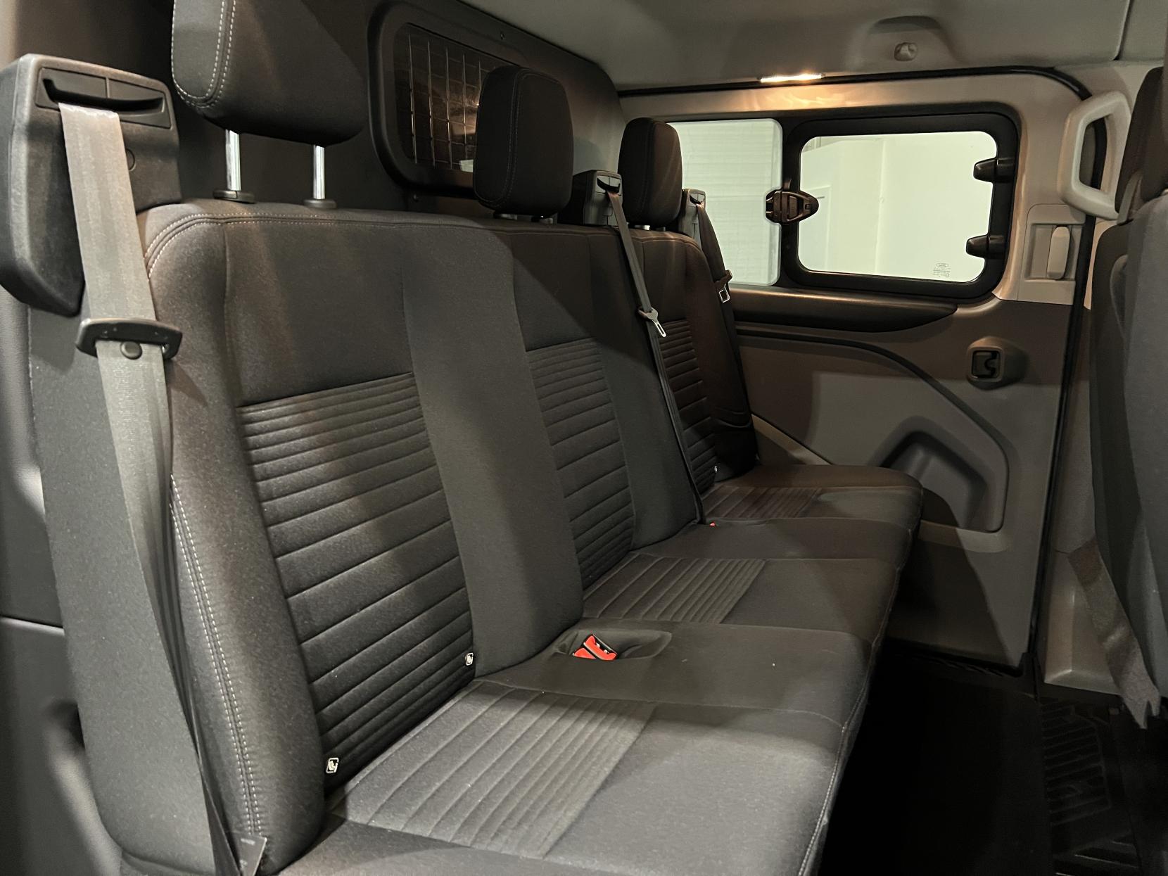Ford Transit Custom 2.0 320 EcoBlue Limited Crew Van Double Cab 5dr Diesel Manual L2 H1 Euro 6 (6 Seat) (130 ps)
