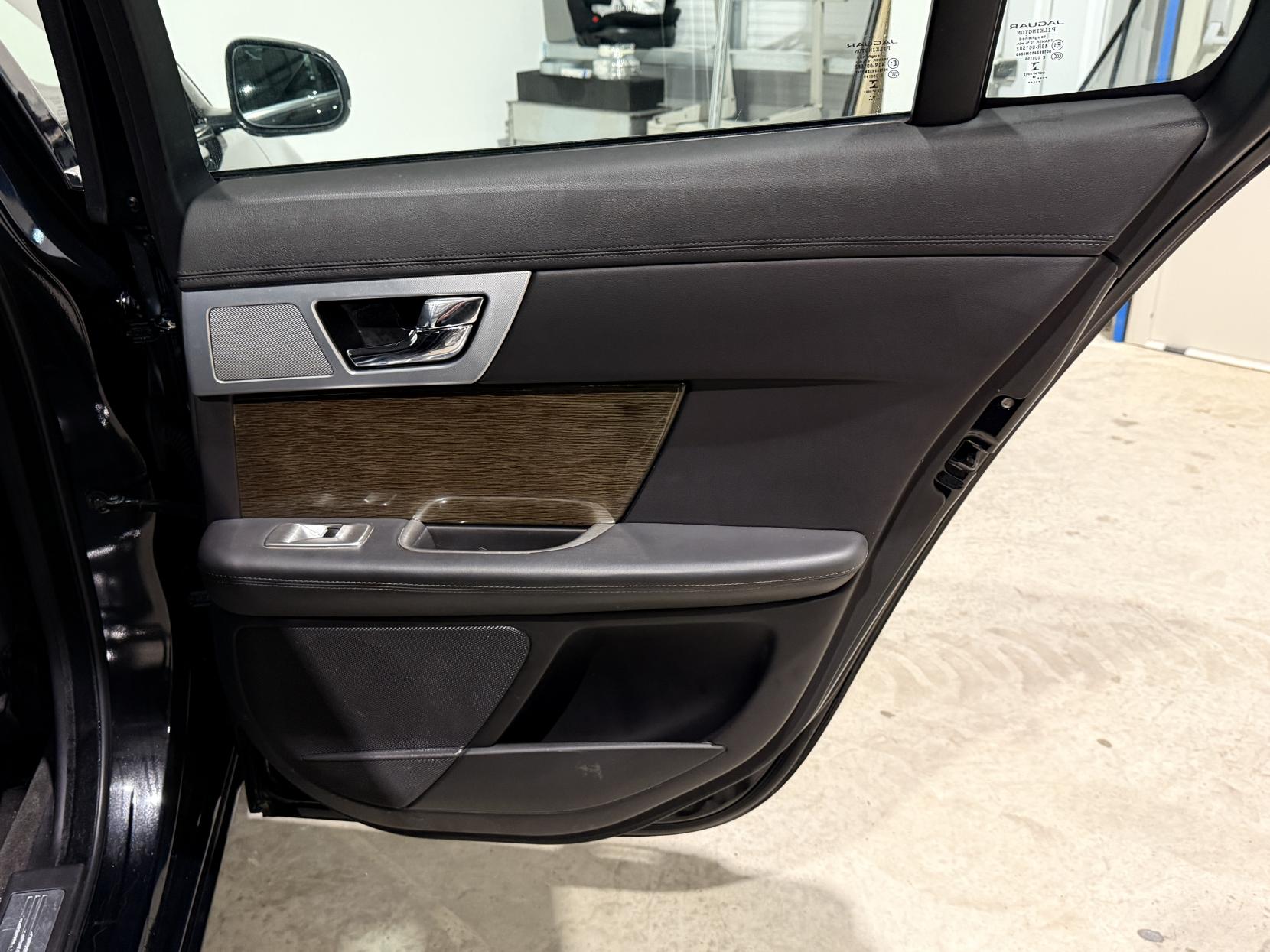 Jaguar XF 3.0d V6 Premium Luxury Saloon 4dr Diesel Auto Euro 5 (s/s) (240 ps)