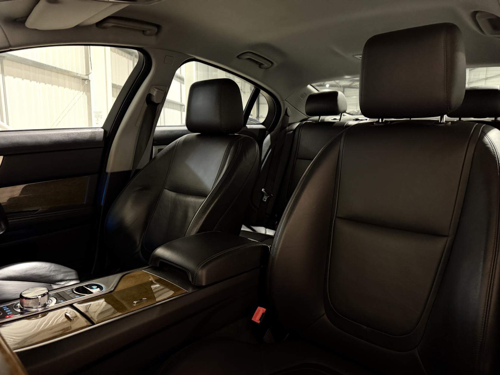 Jaguar XF 3.0d V6 Premium Luxury Saloon 4dr Diesel Auto Euro 5 (s/s) (240 ps)