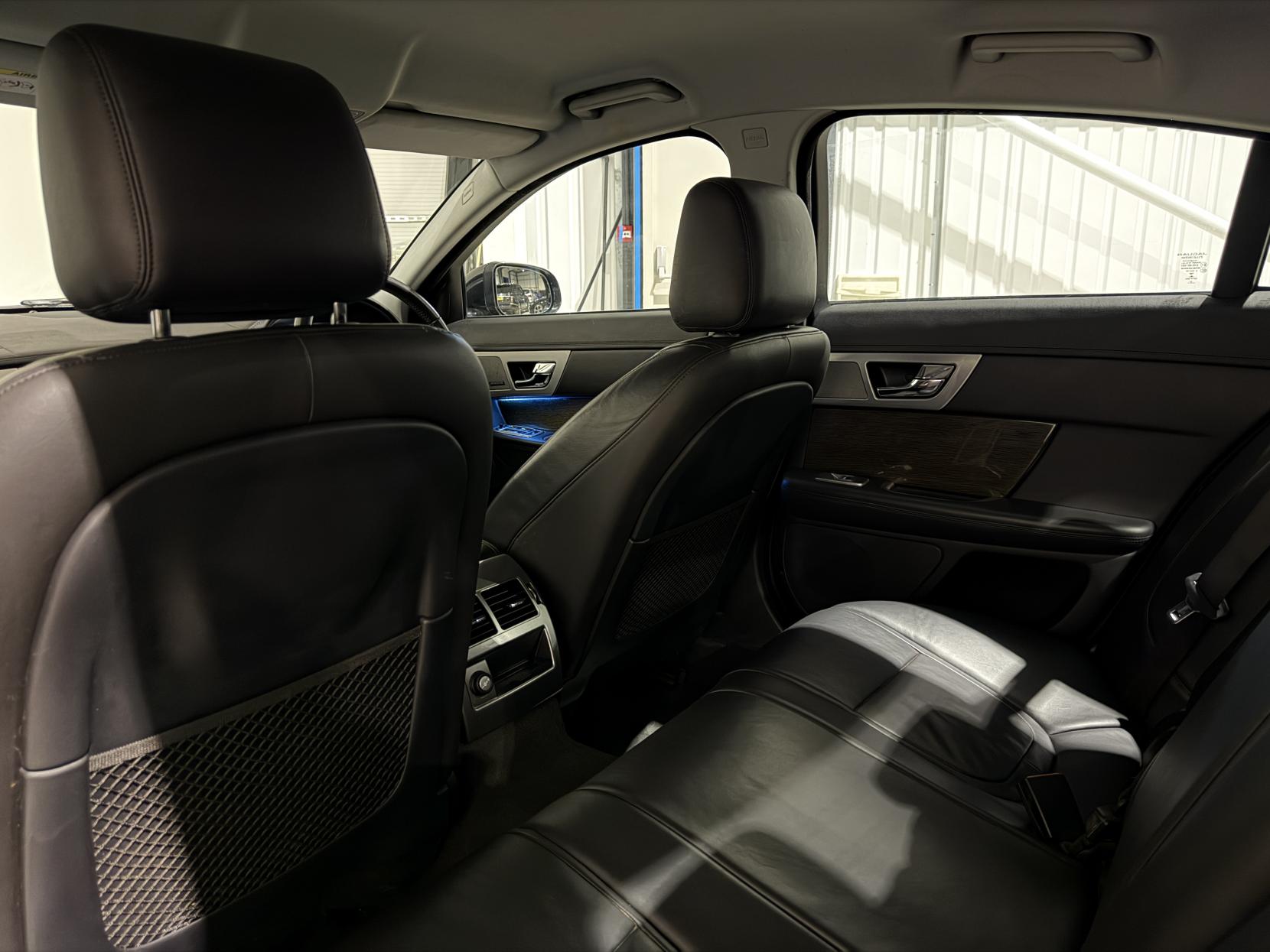 Jaguar XF 3.0d V6 Premium Luxury Saloon 4dr Diesel Auto Euro 5 (s/s) (240 ps)