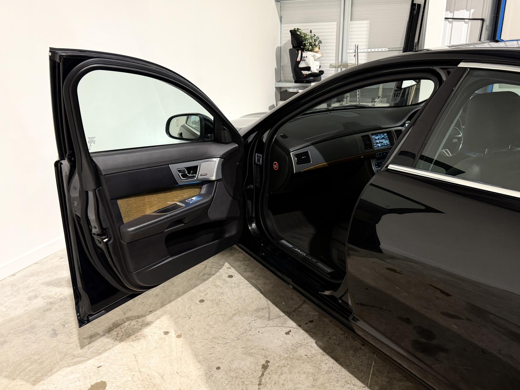 Jaguar XF 3.0d V6 Premium Luxury Saloon 4dr Diesel Auto Euro 5 (s/s) (240 ps)