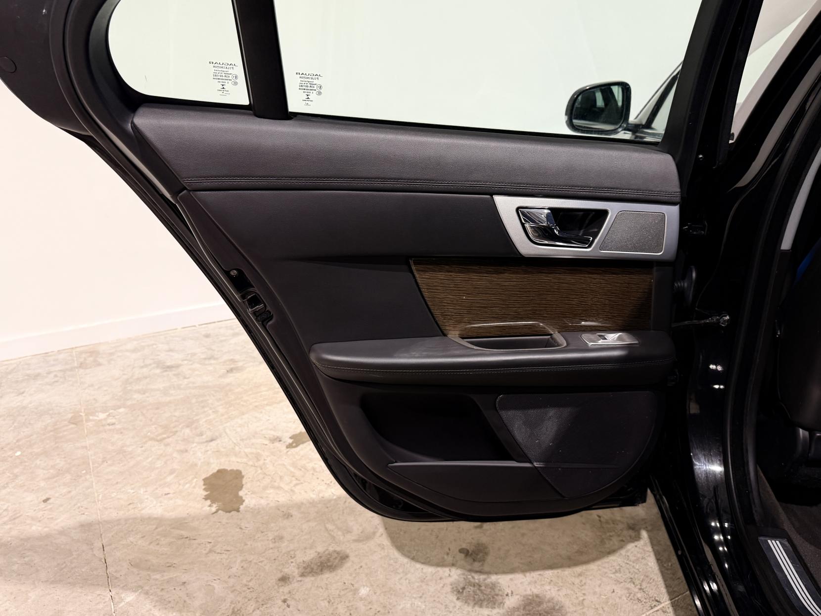 Jaguar XF 3.0d V6 Premium Luxury Saloon 4dr Diesel Auto Euro 5 (s/s) (240 ps)