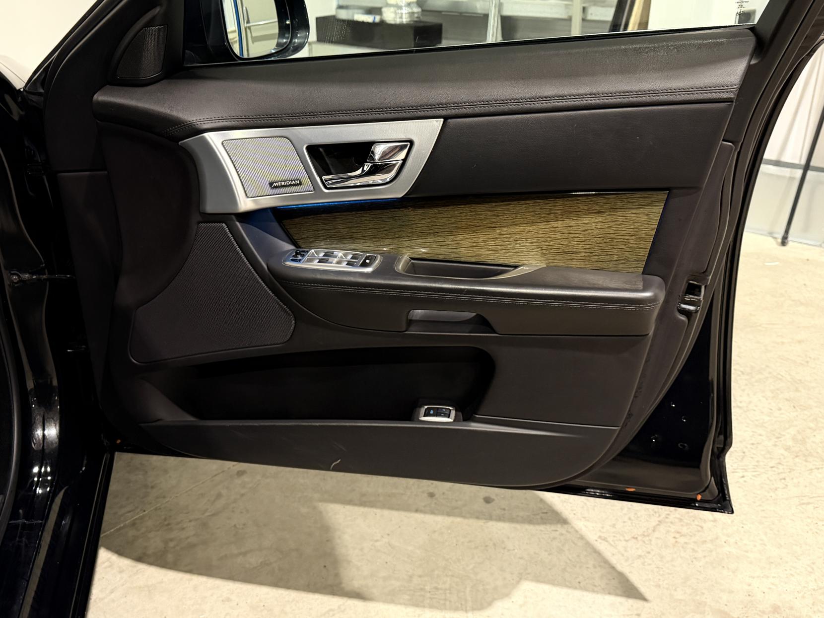 Jaguar XF 3.0d V6 Premium Luxury Saloon 4dr Diesel Auto Euro 5 (s/s) (240 ps)