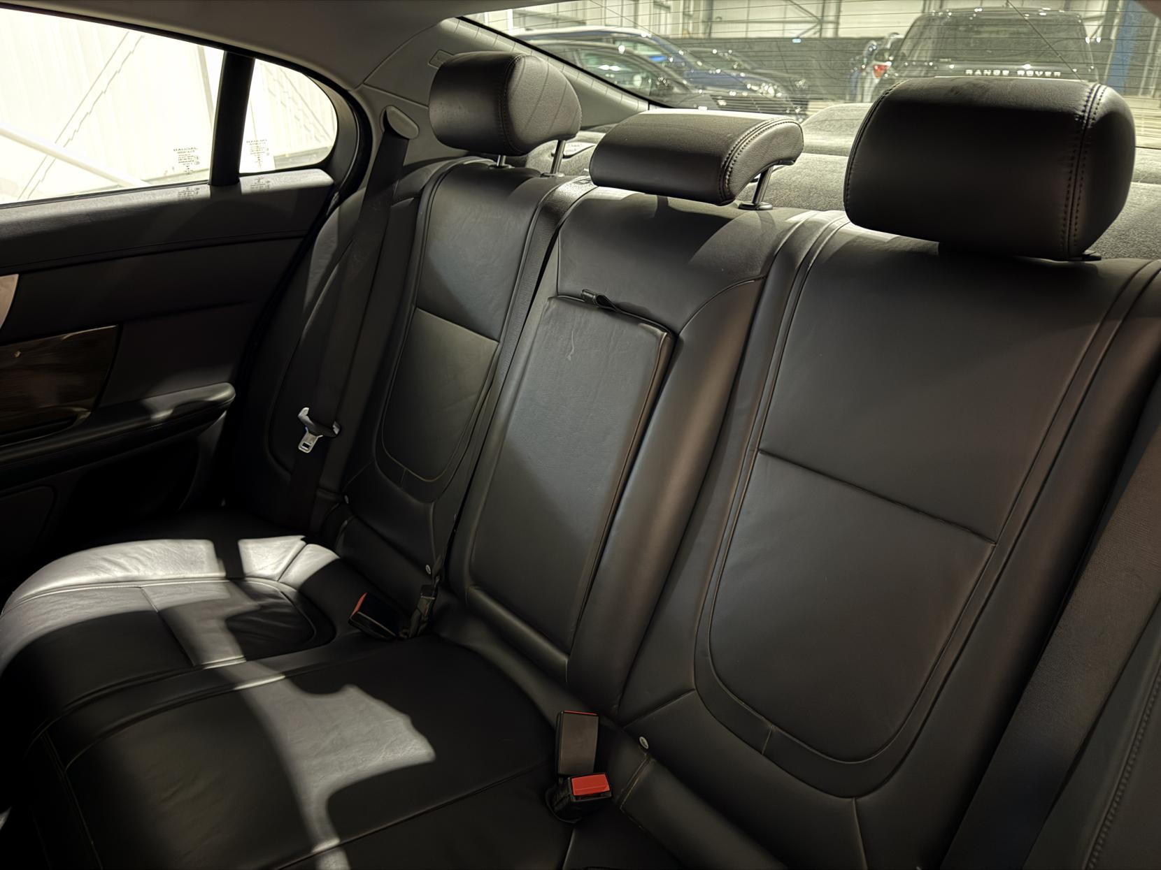 Jaguar XF 3.0d V6 Premium Luxury Saloon 4dr Diesel Auto Euro 5 (s/s) (240 ps)