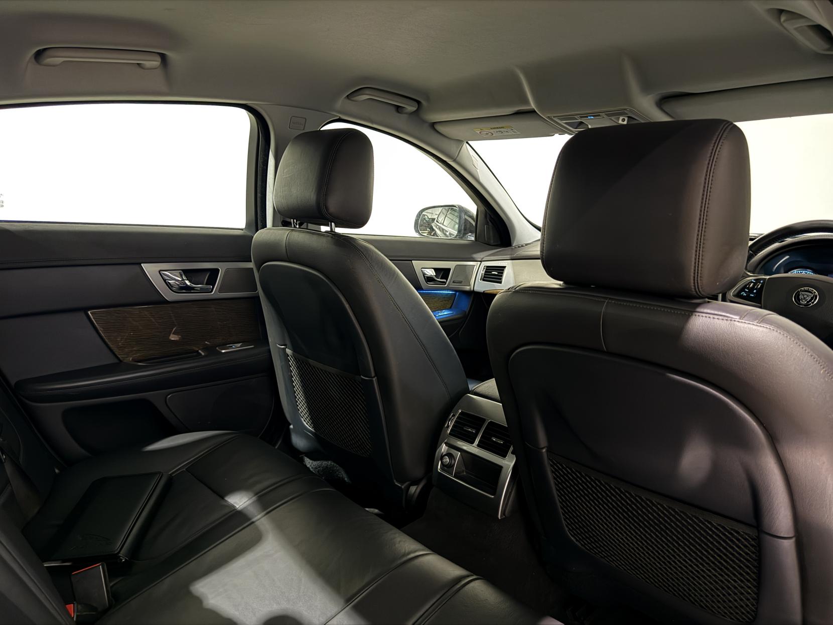 Jaguar XF 3.0d V6 Premium Luxury Saloon 4dr Diesel Auto Euro 5 (s/s) (240 ps)